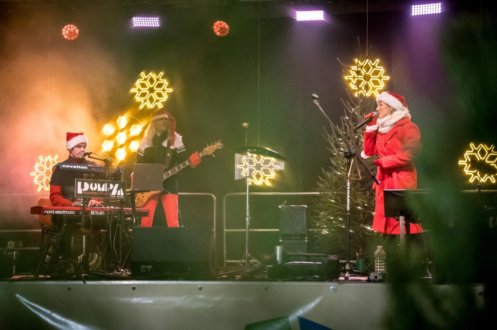 Zdjęcie w galerii na portalu naszraciborz.pl: Zamkowa parada świętego Mikołaja przyciągnęła tłumy. W niedzielę wystąpi TOBY [FOTO i WIDEO] wiadomości z regionu