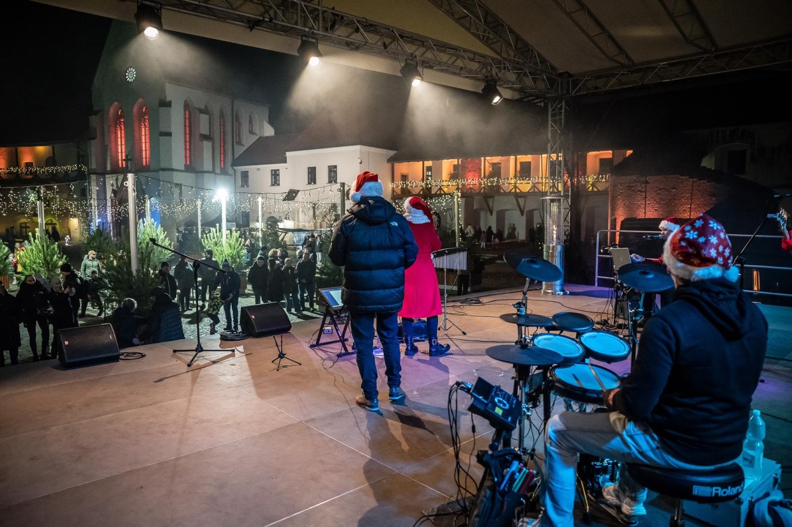 Zdjęcie w galerii na portalu naszraciborz.pl: Zamkowa parada świętego Mikołaja przyciągnęła tłumy. W niedzielę wystąpi TOBY [FOTO i WIDEO] wiadomości z regionu