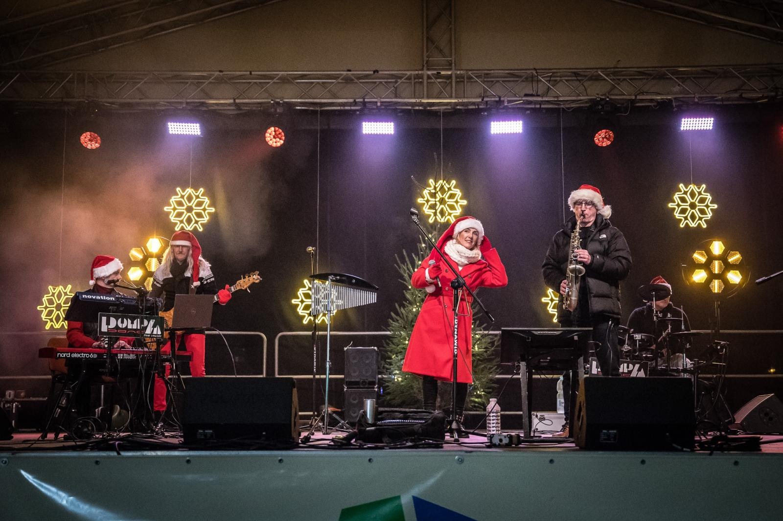 Zdjęcie w galerii na portalu naszraciborz.pl: Zamkowa parada świętego Mikołaja przyciągnęła tłumy. W niedzielę wystąpi TOBY [FOTO i WIDEO] wiadomości z regionu