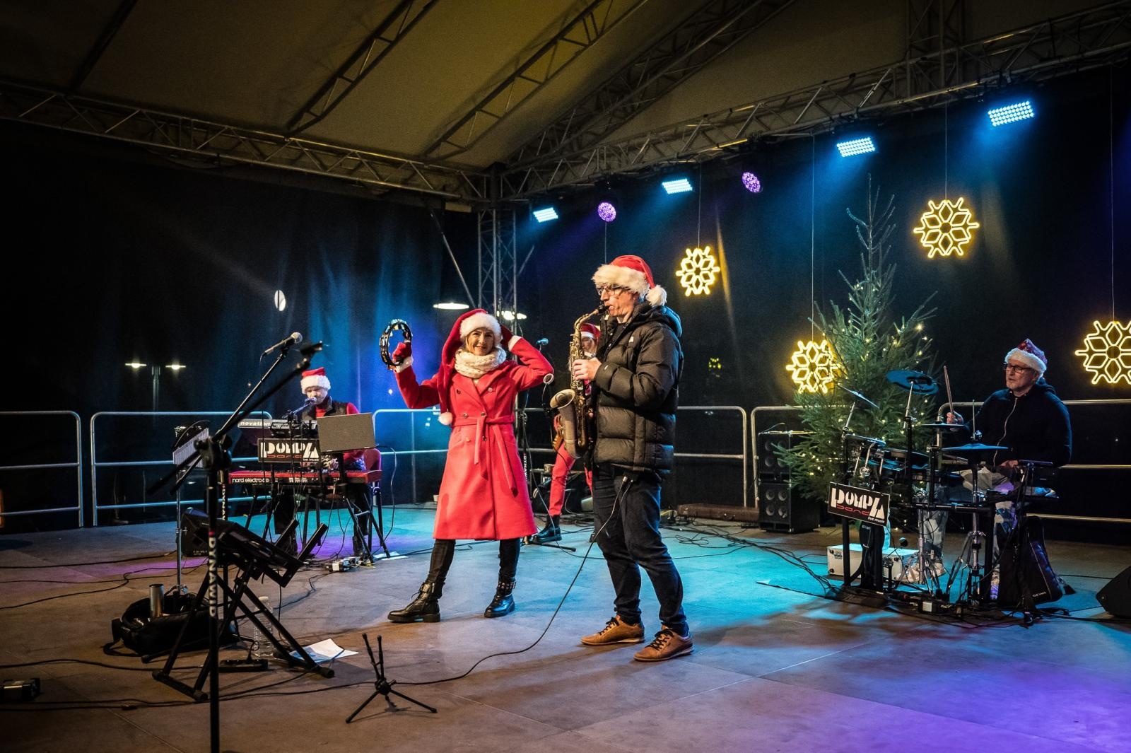 Zdjęcie w galerii na portalu naszraciborz.pl: Zamkowa parada świętego Mikołaja przyciągnęła tłumy. W niedzielę wystąpi TOBY [FOTO i WIDEO] wiadomości z regionu