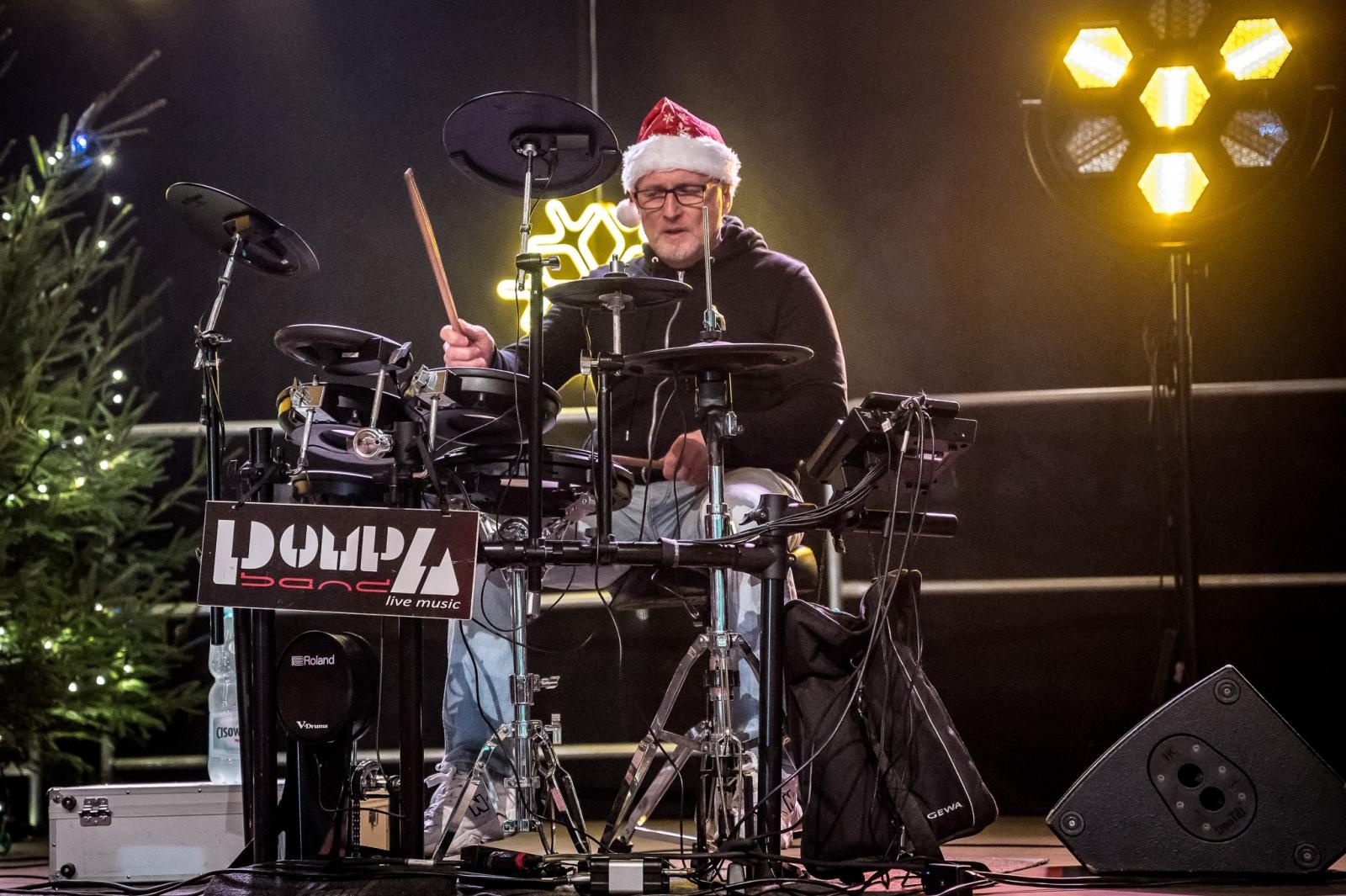 Zdjęcie w galerii na portalu naszraciborz.pl: Zamkowa parada świętego Mikołaja przyciągnęła tłumy. W niedzielę wystąpi TOBY [FOTO i WIDEO] wiadomości z regionu