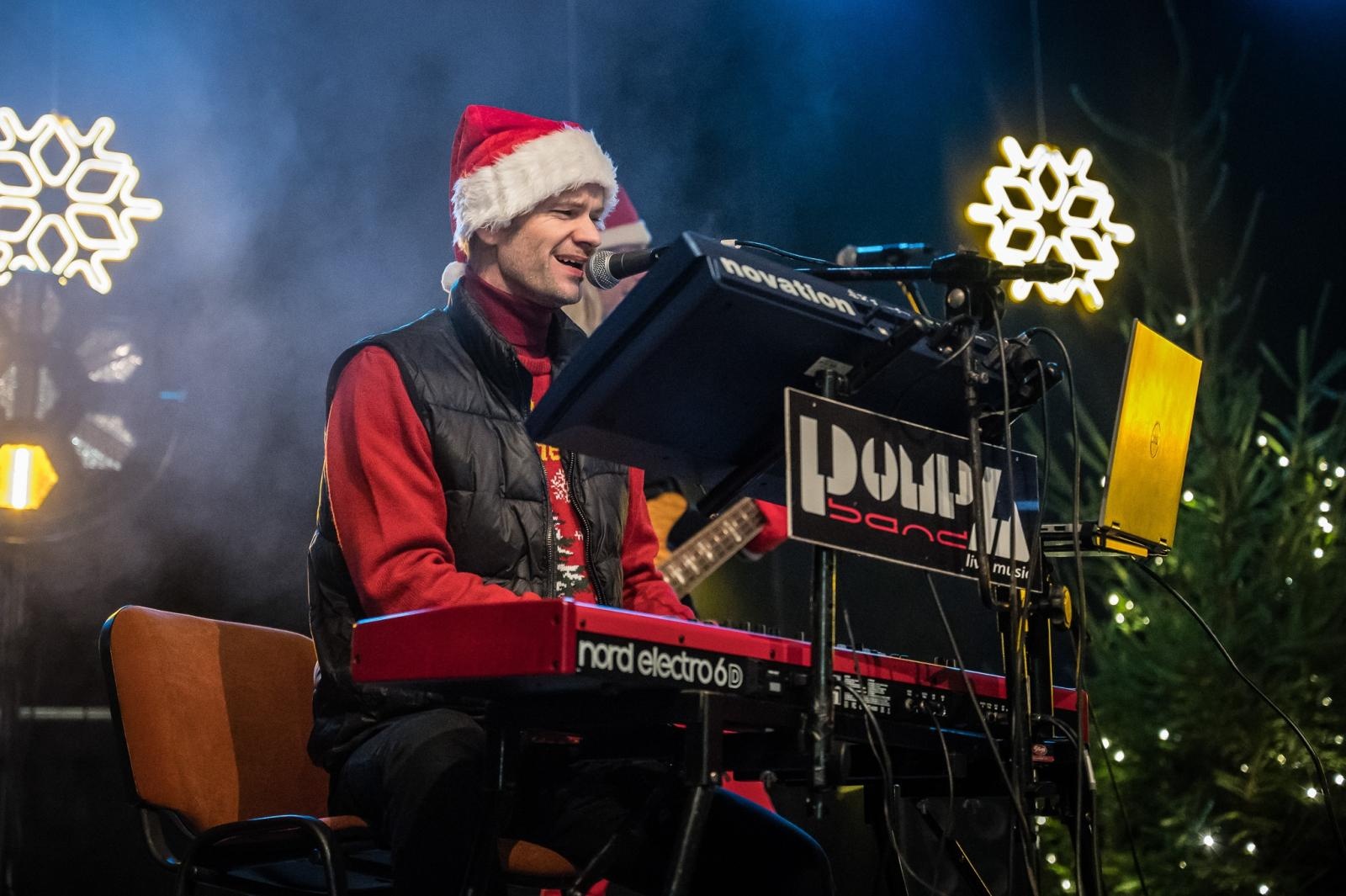 Zdjęcie w galerii na portalu naszraciborz.pl: Zamkowa parada świętego Mikołaja przyciągnęła tłumy. W niedzielę wystąpi TOBY [FOTO i WIDEO] wiadomości z regionu
