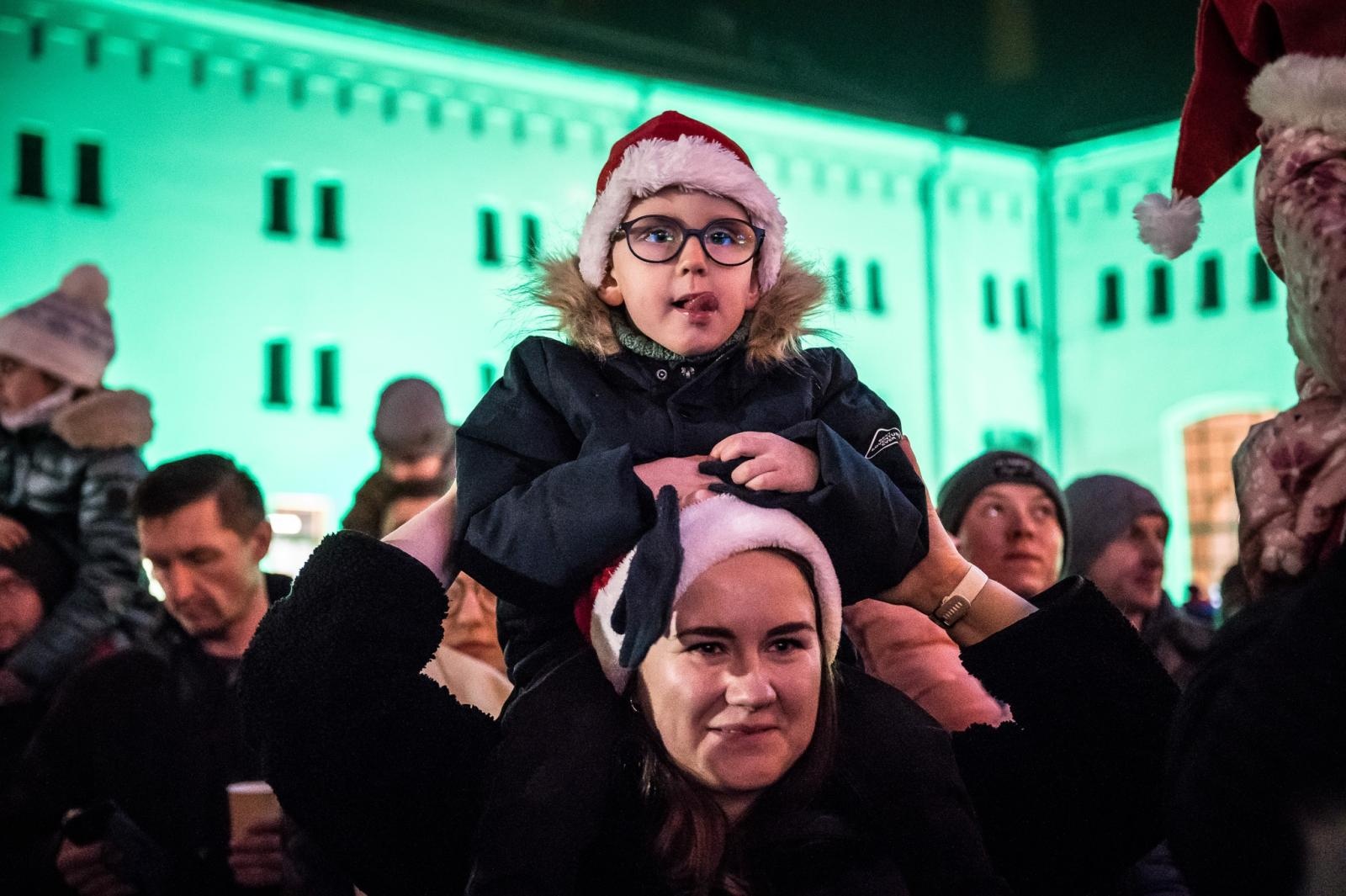Zdjęcie w galerii na portalu naszraciborz.pl: Zamkowa parada świętego Mikołaja przyciągnęła tłumy. W niedzielę wystąpi TOBY [FOTO i WIDEO] wiadomości z regionu