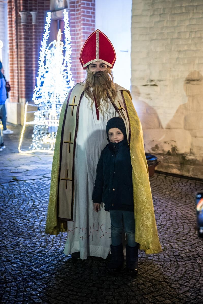 Zdjęcie w galerii na portalu naszraciborz.pl: Zamkowa parada świętego Mikołaja przyciągnęła tłumy. W niedzielę wystąpi TOBY [FOTO i WIDEO] wiadomości z regionu