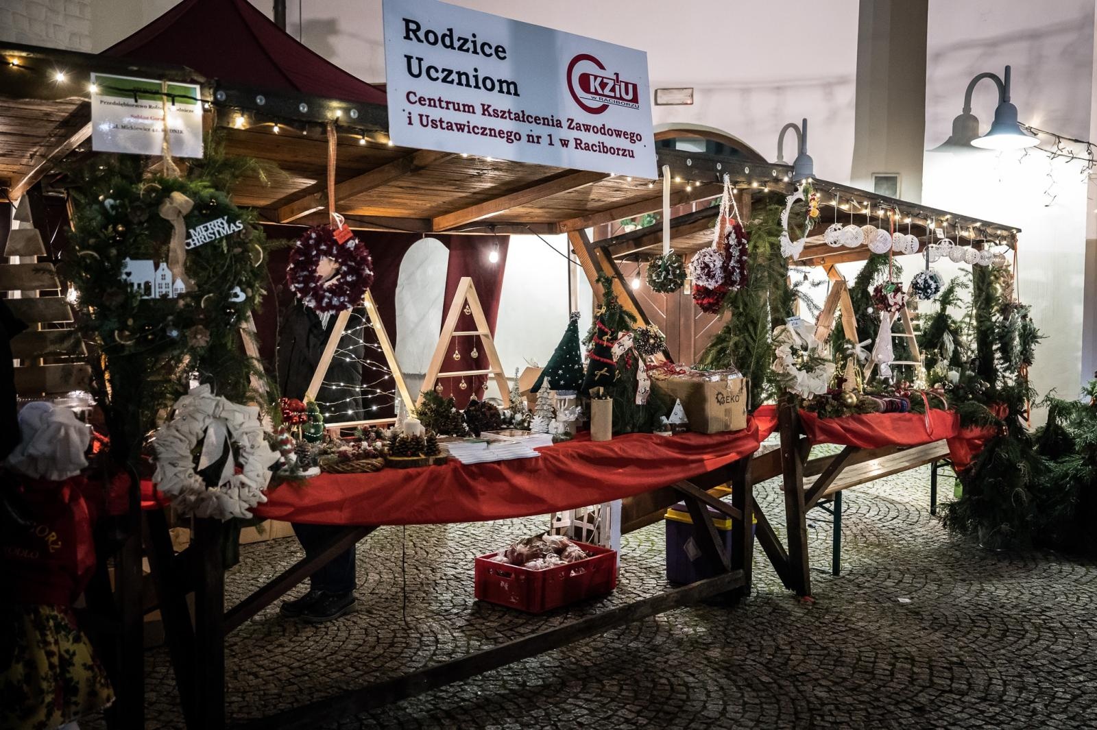 Zdjęcie w galerii na portalu naszraciborz.pl: Zamkowa parada świętego Mikołaja przyciągnęła tłumy. W niedzielę wystąpi TOBY [FOTO i WIDEO] wiadomości z regionu