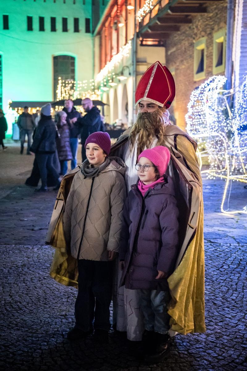 Zdjęcie w galerii na portalu naszraciborz.pl: Zamkowa parada świętego Mikołaja przyciągnęła tłumy. W niedzielę wystąpi TOBY [FOTO i WIDEO] wiadomości z regionu