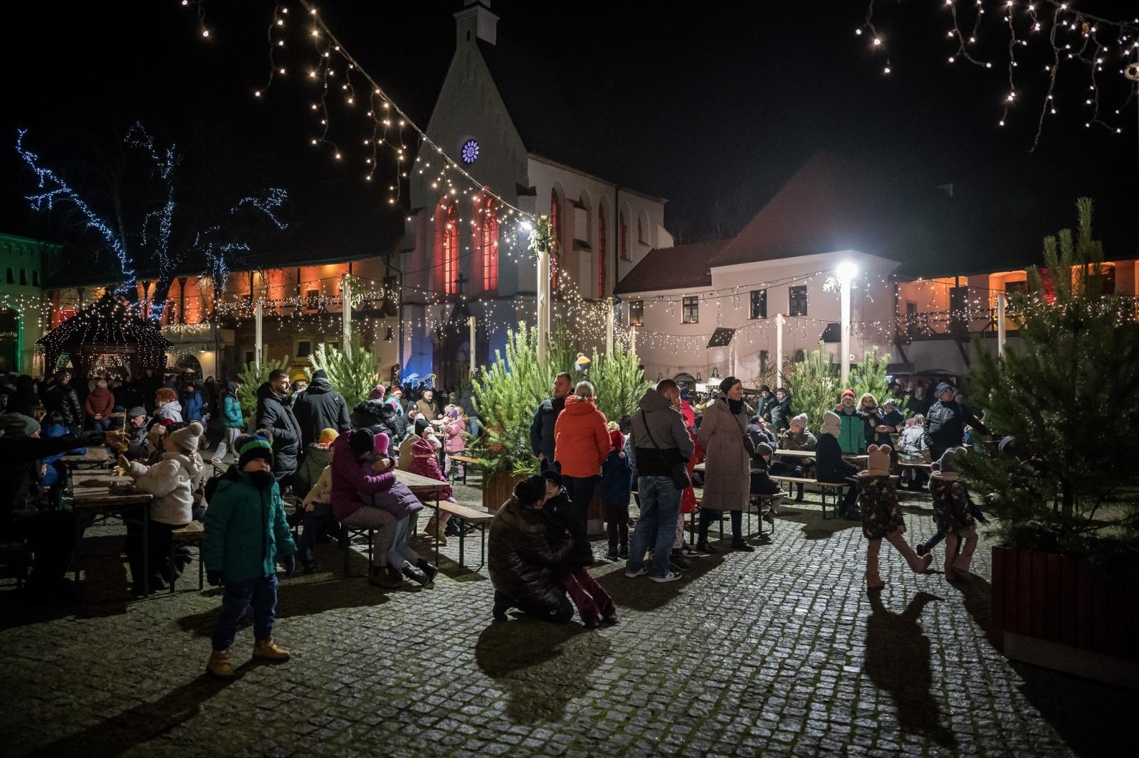 Zdjęcie w galerii na portalu naszraciborz.pl: Zamkowa parada świętego Mikołaja przyciągnęła tłumy. W niedzielę wystąpi TOBY [FOTO i WIDEO] wiadomości z regionu