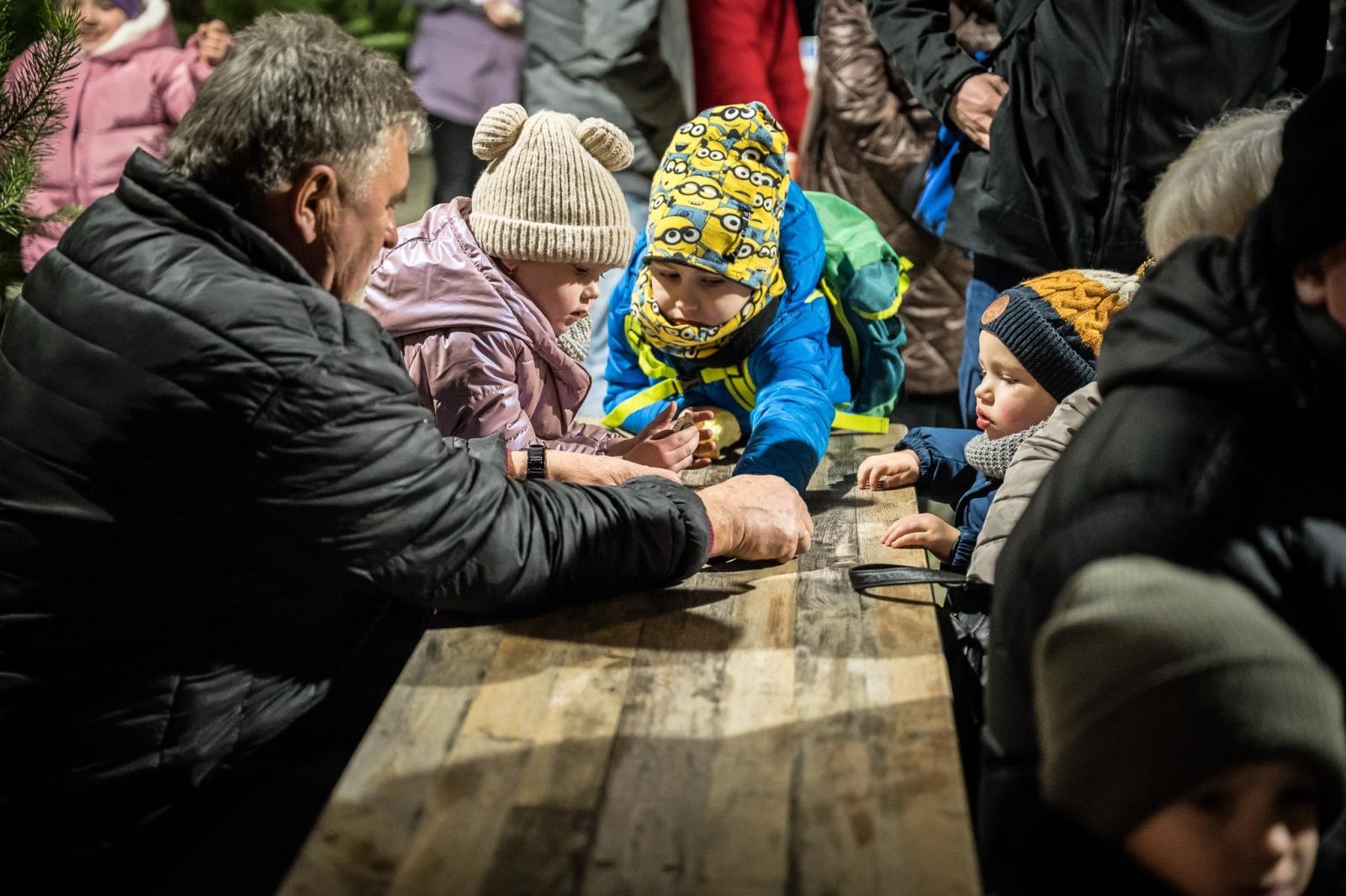 Zdjęcie w galerii na portalu naszraciborz.pl: Zamkowa parada świętego Mikołaja przyciągnęła tłumy. W niedzielę wystąpi TOBY [FOTO i WIDEO] wiadomości z regionu