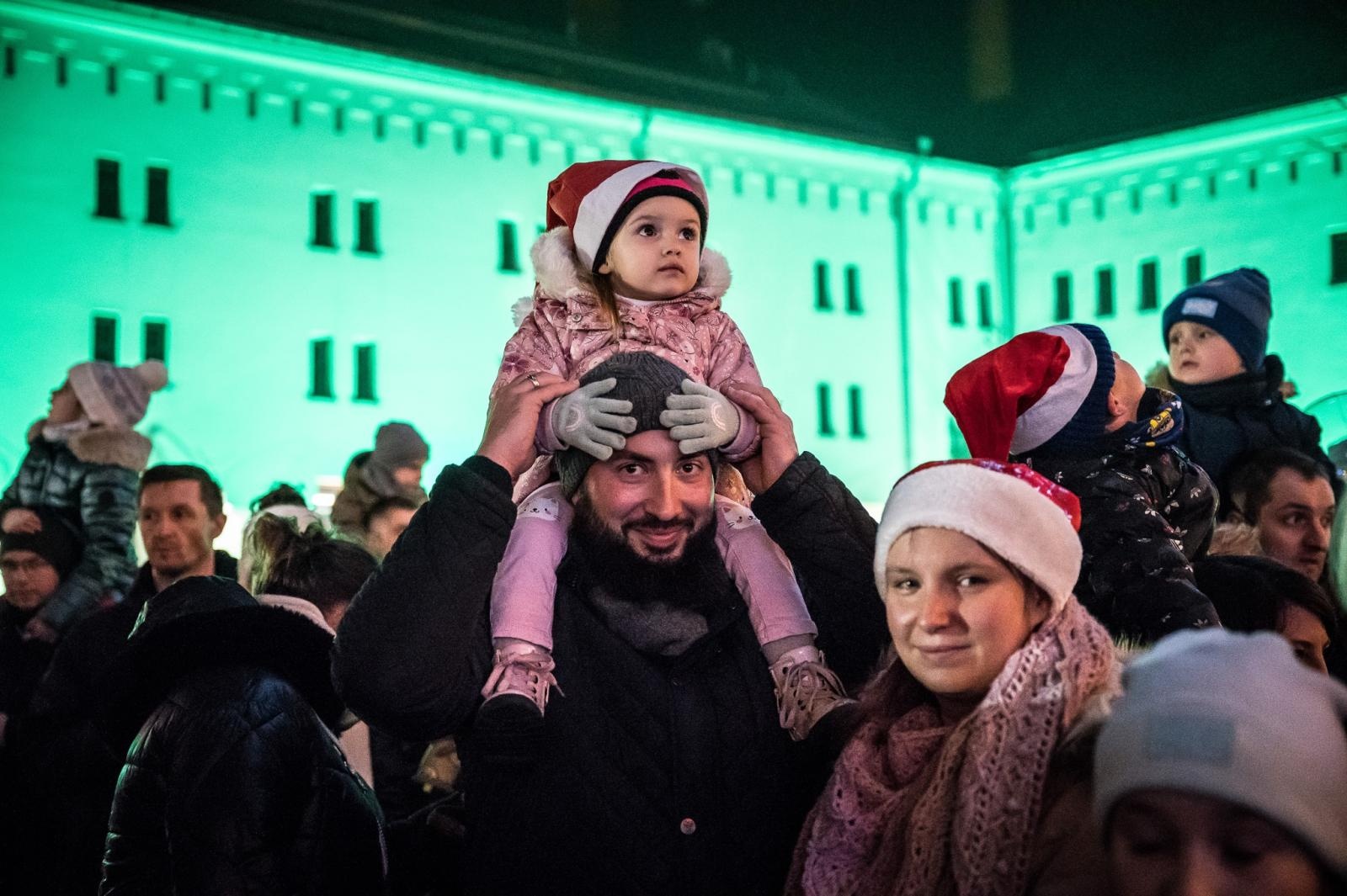 Zdjęcie w galerii na portalu naszraciborz.pl: Zamkowa parada świętego Mikołaja przyciągnęła tłumy. W niedzielę wystąpi TOBY [FOTO i WIDEO] wiadomości z regionu