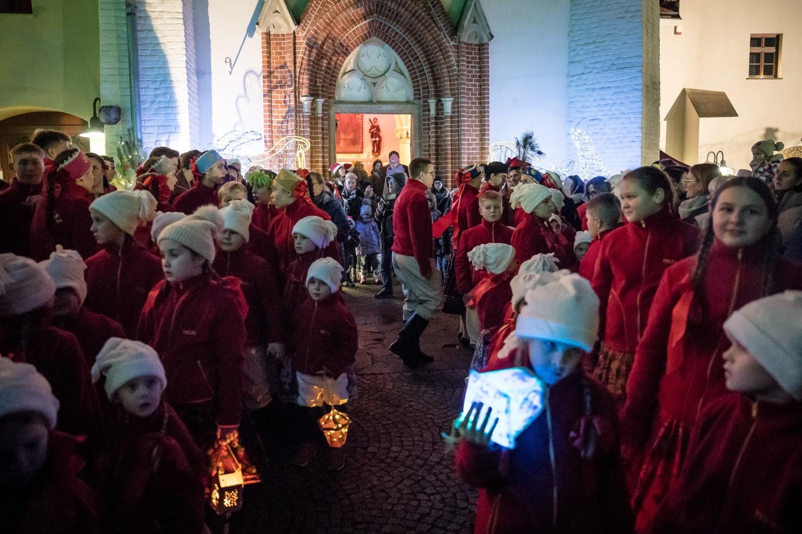 Zdjęcie w galerii na portalu naszraciborz.pl: Zamkowa parada świętego Mikołaja przyciągnęła tłumy. W niedzielę wystąpi TOBY [FOTO i WIDEO] wiadomości z regionu