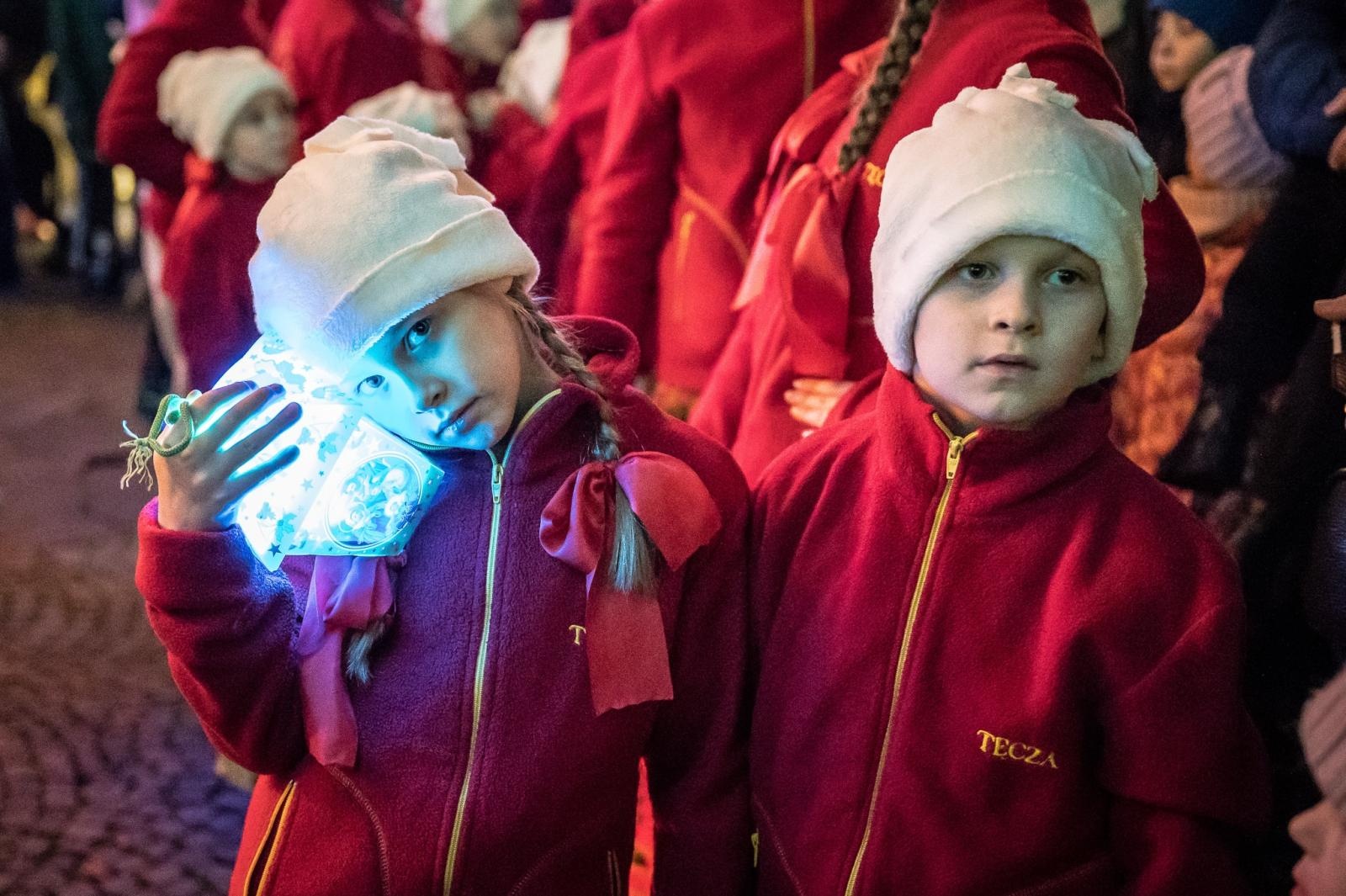 Zdjęcie w galerii na portalu naszraciborz.pl: Zamkowa parada świętego Mikołaja przyciągnęła tłumy. W niedzielę wystąpi TOBY [FOTO i WIDEO] wiadomości z regionu