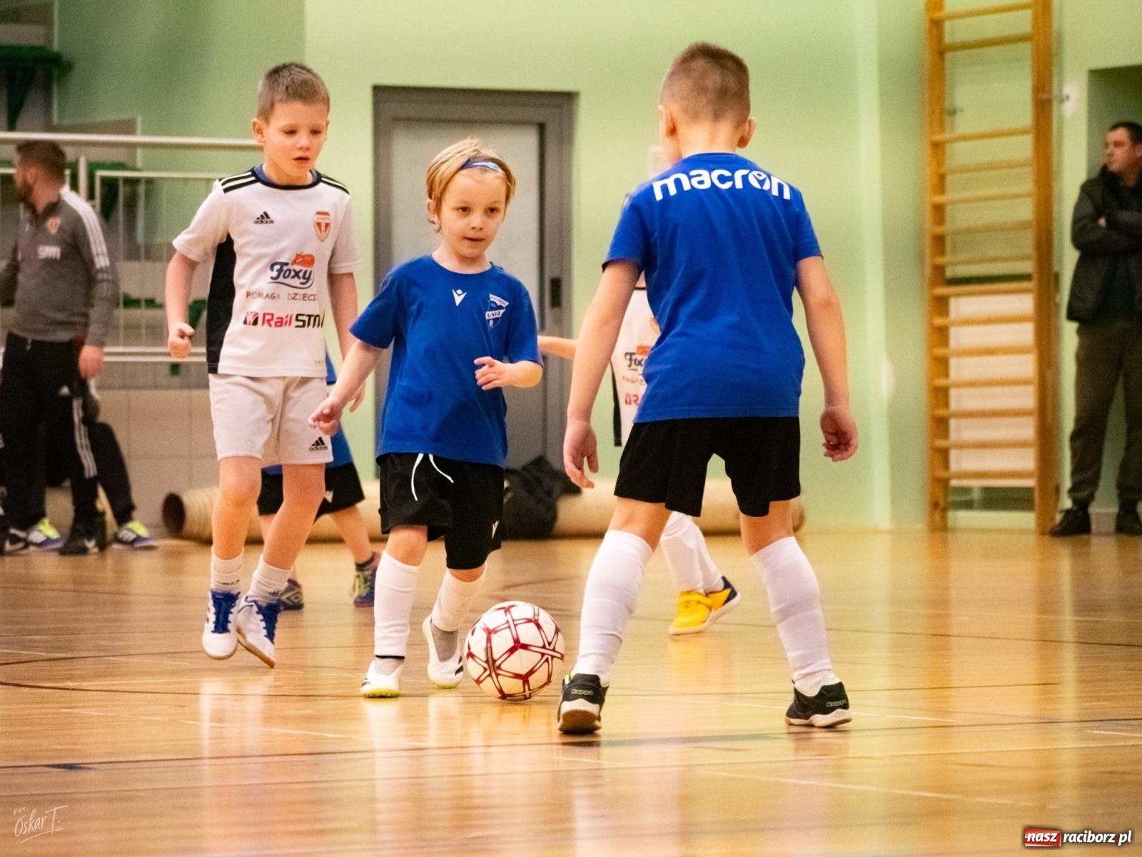 Zdjęcie w galerii na portalu naszraciborz.pl: Mikołajkowe zmagania najmłodszych. Turniej pełen emocji i sportowej radości [FOTO] wiadomości z regionu