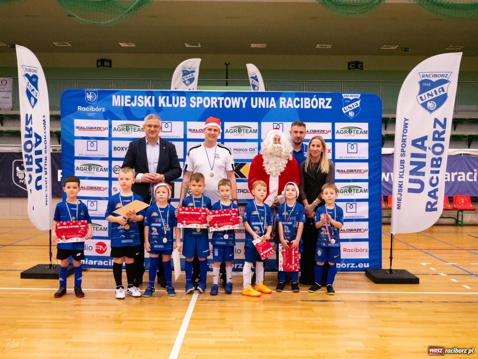 Zdjęcie w galerii na portalu naszraciborz.pl: Mikołajkowe zmagania najmłodszych. Turniej pełen emocji i sportowej radości [FOTO] wiadomości z regionu