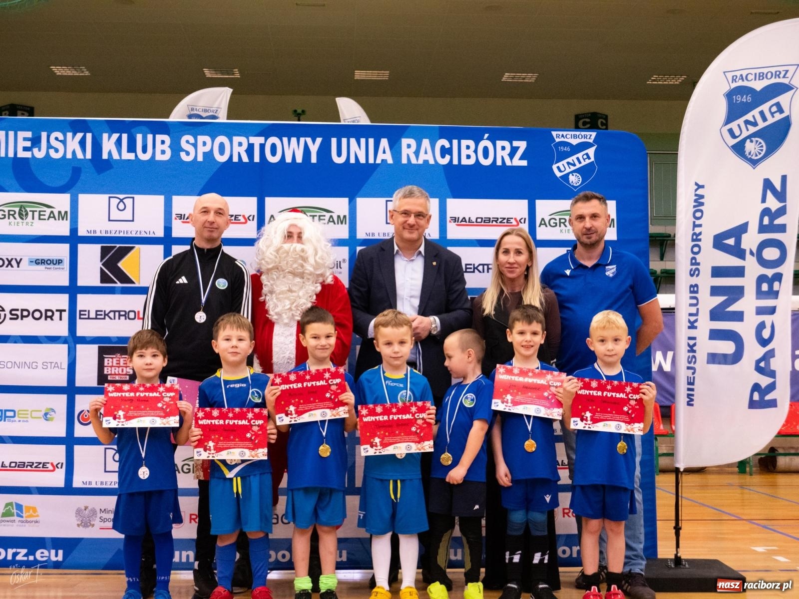 Zdjęcie w galerii na portalu naszraciborz.pl: Mikołajkowe zmagania najmłodszych. Turniej pełen emocji i sportowej radości [FOTO] wiadomości z regionu