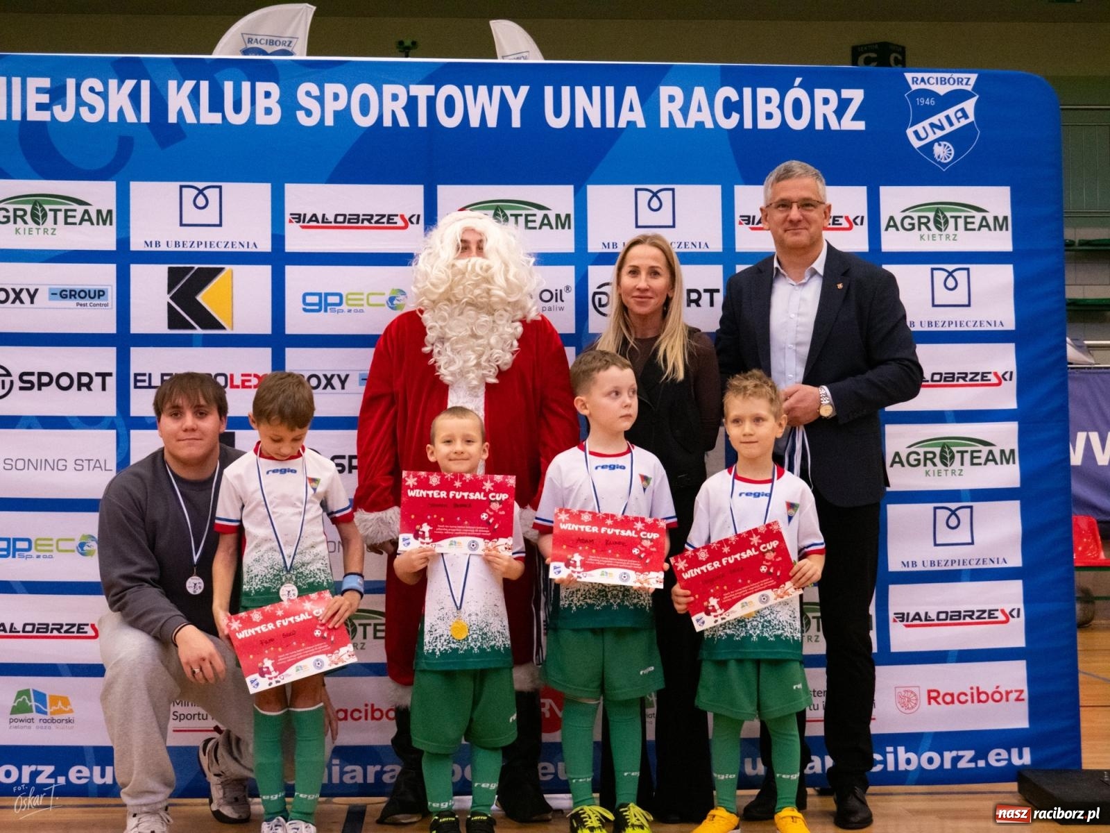 Zdjęcie w galerii na portalu naszraciborz.pl: Mikołajkowe zmagania najmłodszych. Turniej pełen emocji i sportowej radości [FOTO] wiadomości z regionu