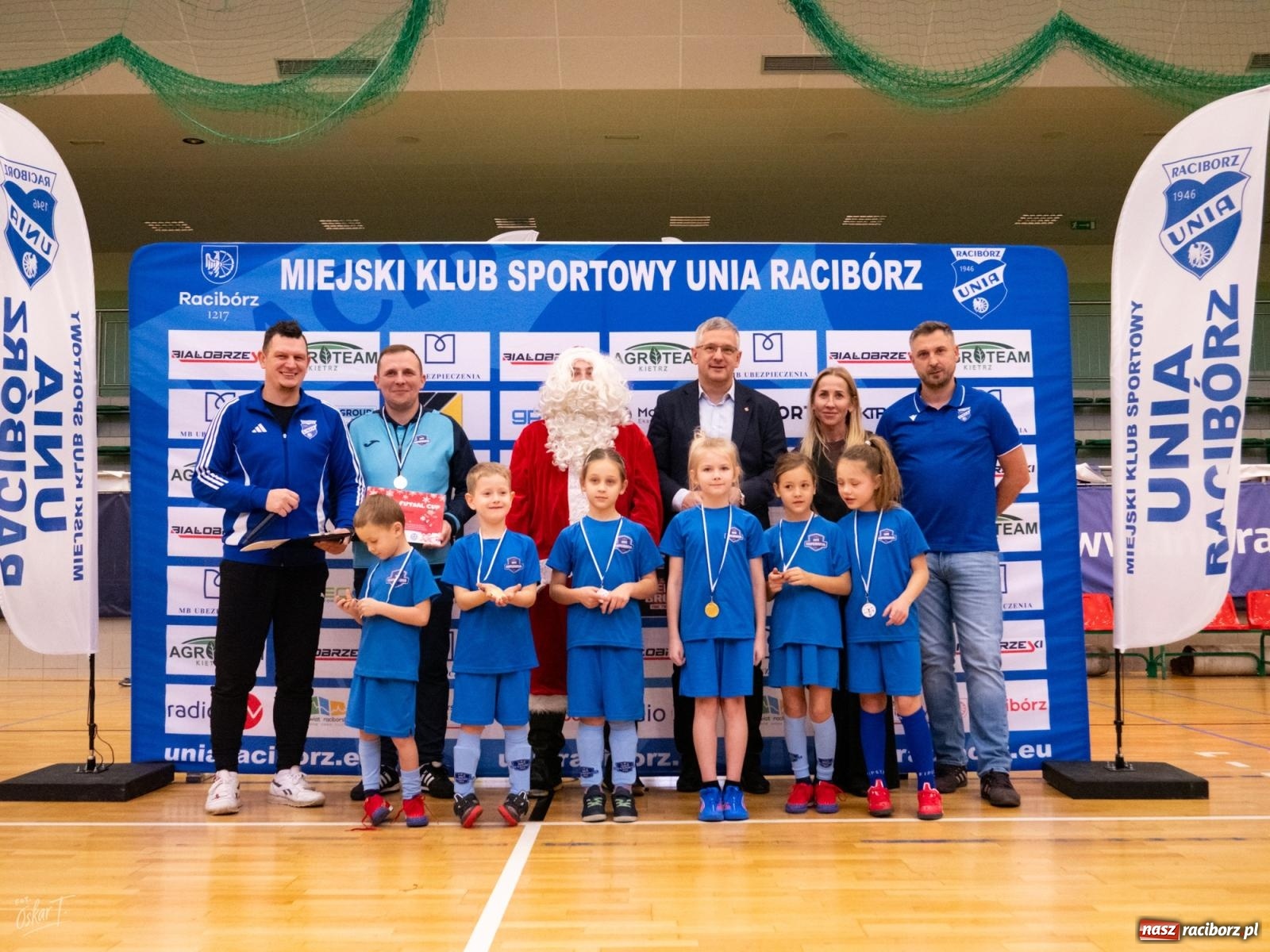 Zdjęcie w galerii na portalu naszraciborz.pl: Mikołajkowe zmagania najmłodszych. Turniej pełen emocji i sportowej radości [FOTO] wiadomości z regionu