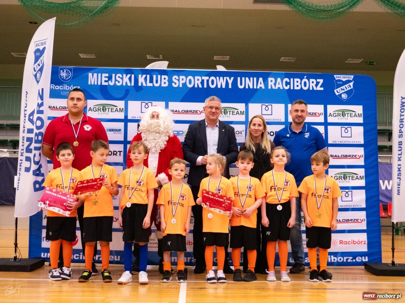 Zdjęcie w galerii na portalu naszraciborz.pl: Mikołajkowe zmagania najmłodszych. Turniej pełen emocji i sportowej radości [FOTO] wiadomości z regionu