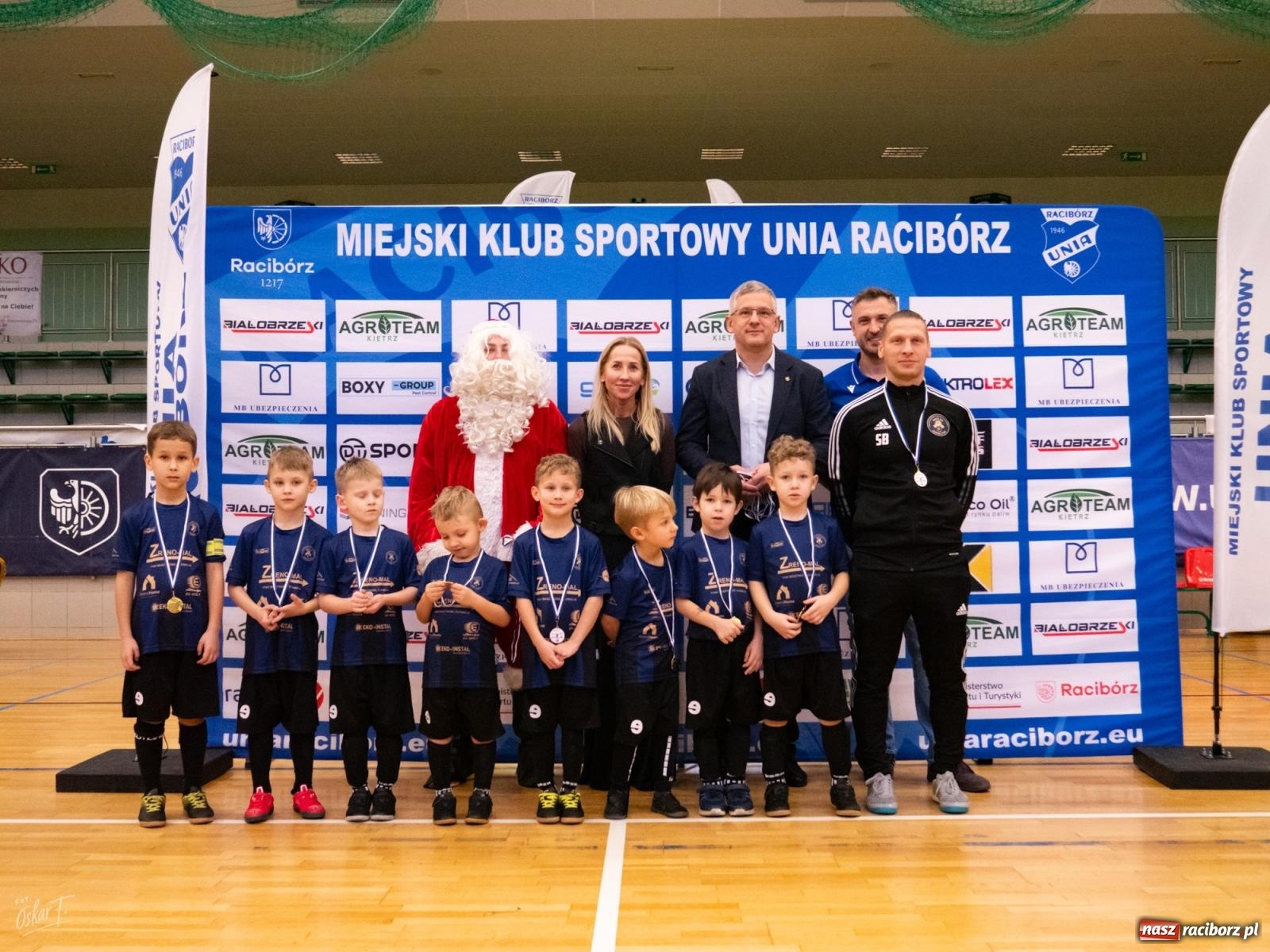 Zdjęcie w galerii na portalu naszraciborz.pl: Mikołajkowe zmagania najmłodszych. Turniej pełen emocji i sportowej radości [FOTO] wiadomości z regionu