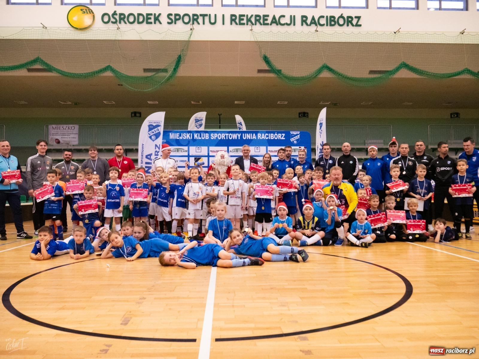 Zdjęcie w galerii na portalu naszraciborz.pl: Mikołajkowe zmagania najmłodszych. Turniej pełen emocji i sportowej radości [FOTO] wiadomości z regionu