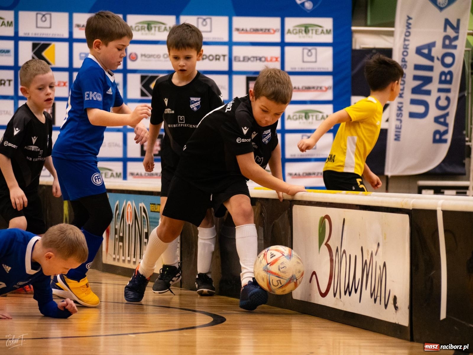 Zdjęcie w galerii na portalu naszraciborz.pl: Mikołajkowe zmagania najmłodszych. Turniej pełen emocji i sportowej radości [FOTO] wiadomości z regionu