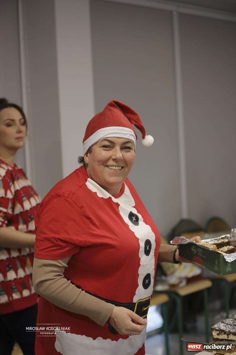 Zdjęcie w galerii na portalu naszraciborz.pl: XII Mikołajkowe Zawody Pływackie i jarmark z ZSOMS [FOTO i WIDEO] wiadomości z regionu