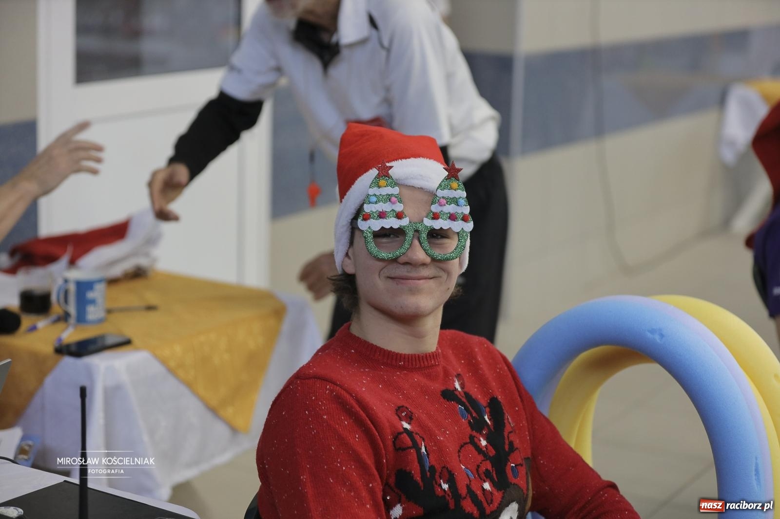 Zdjęcie w galerii na portalu naszraciborz.pl: XII Mikołajkowe Zawody Pływackie i jarmark z ZSOMS [FOTO i WIDEO] wiadomości z regionu