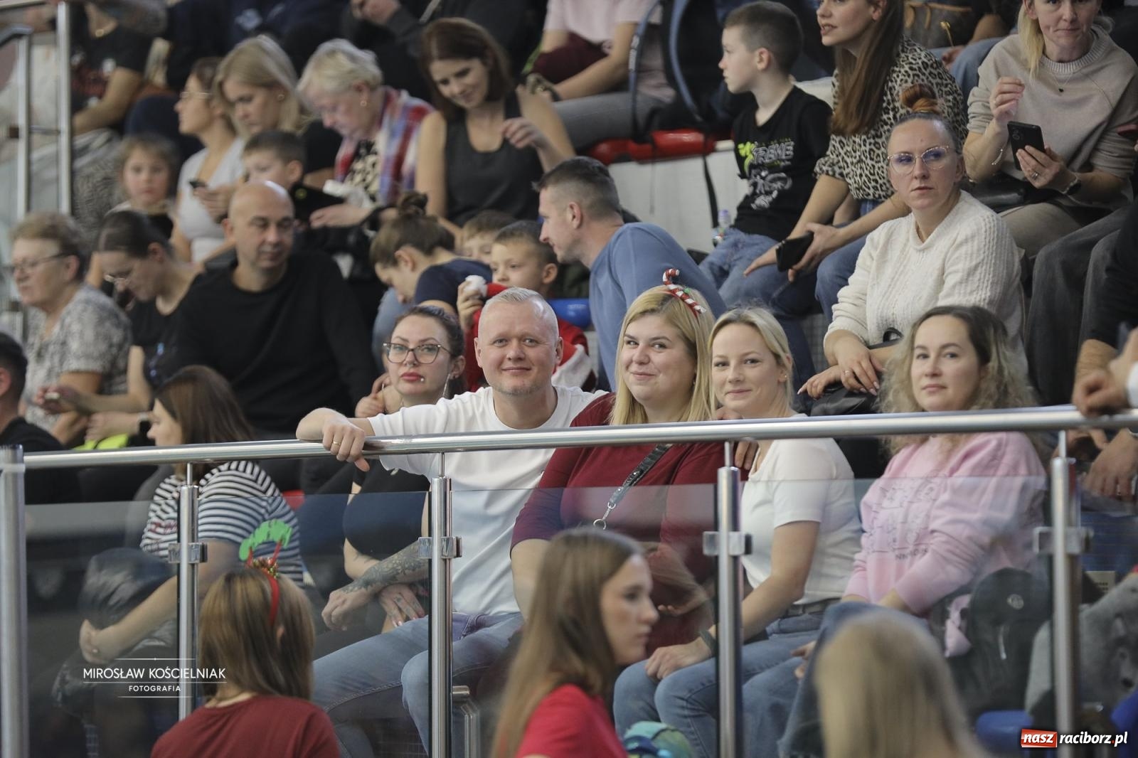 Zdjęcie w galerii na portalu naszraciborz.pl: XII Mikołajkowe Zawody Pływackie i jarmark z ZSOMS [FOTO i WIDEO] wiadomości z regionu