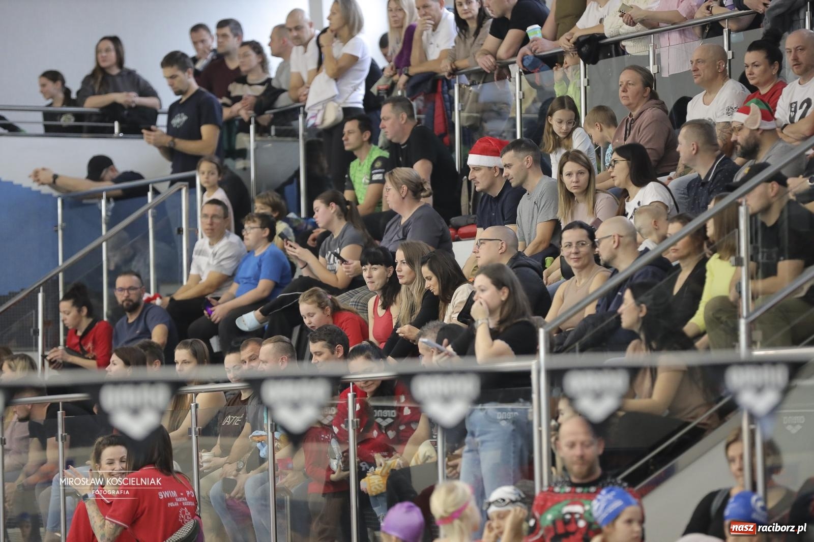 Zdjęcie w galerii na portalu naszraciborz.pl: XII Mikołajkowe Zawody Pływackie i jarmark z ZSOMS [FOTO i WIDEO] wiadomości z regionu