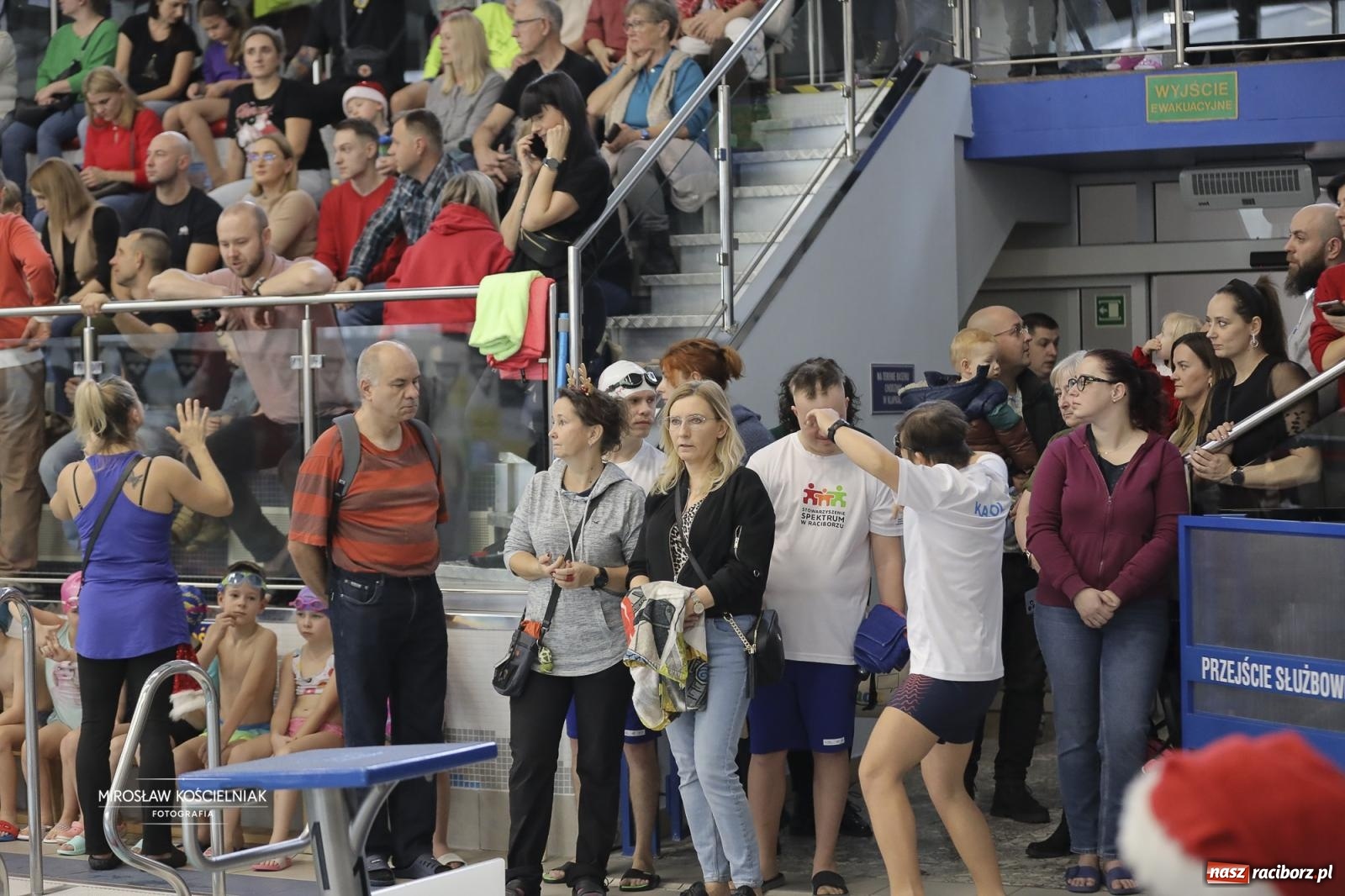 Zdjęcie w galerii na portalu naszraciborz.pl: XII Mikołajkowe Zawody Pływackie i jarmark z ZSOMS [FOTO i WIDEO] wiadomości z regionu