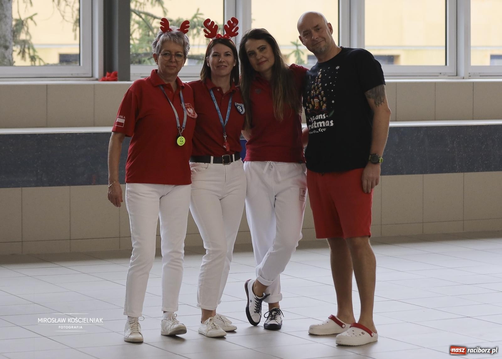 Zdjęcie w galerii na portalu naszraciborz.pl: XII Mikołajkowe Zawody Pływackie i jarmark z ZSOMS [FOTO i WIDEO] wiadomości z regionu
