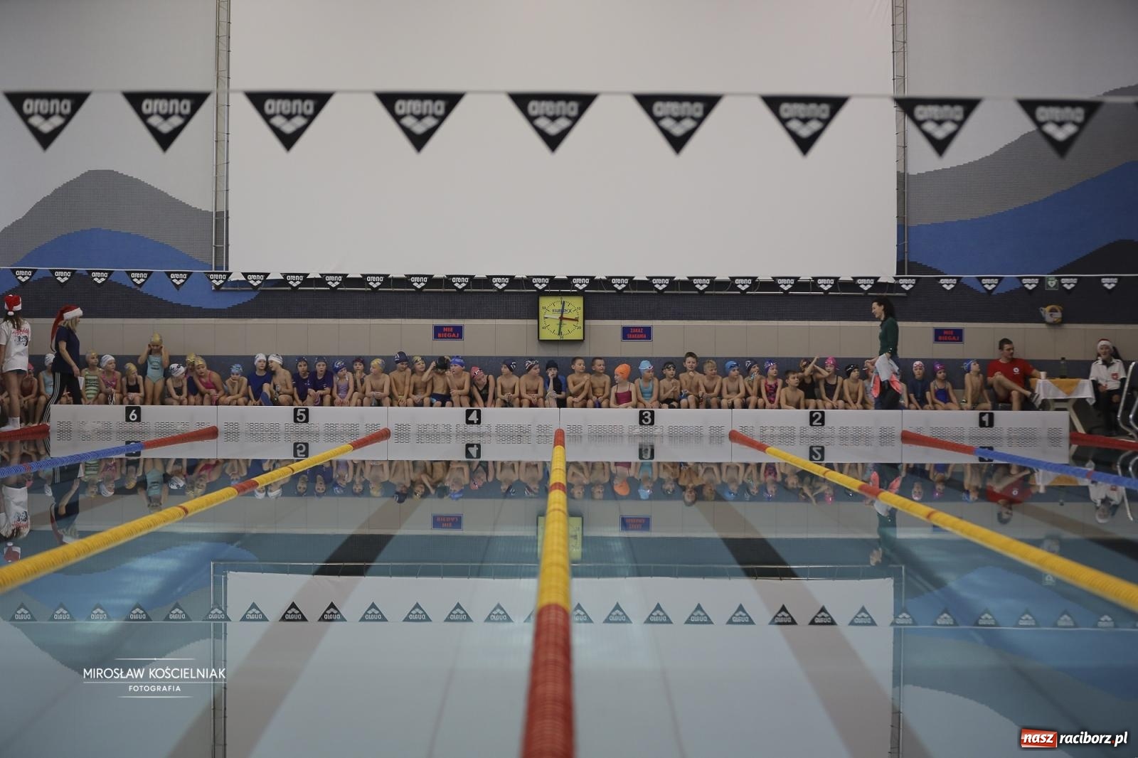 Zdjęcie w galerii na portalu naszraciborz.pl: XII Mikołajkowe Zawody Pływackie i jarmark z ZSOMS [FOTO i WIDEO] wiadomości z regionu