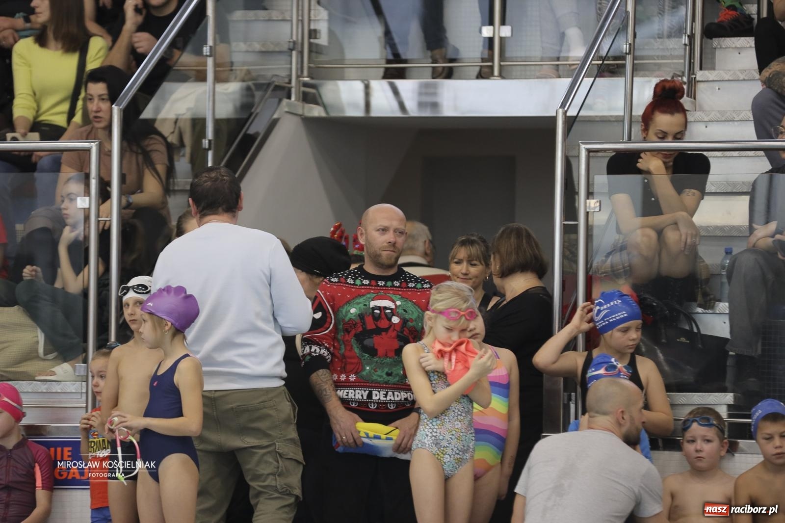 Zdjęcie w galerii na portalu naszraciborz.pl: XII Mikołajkowe Zawody Pływackie i jarmark z ZSOMS [FOTO i WIDEO] wiadomości z regionu