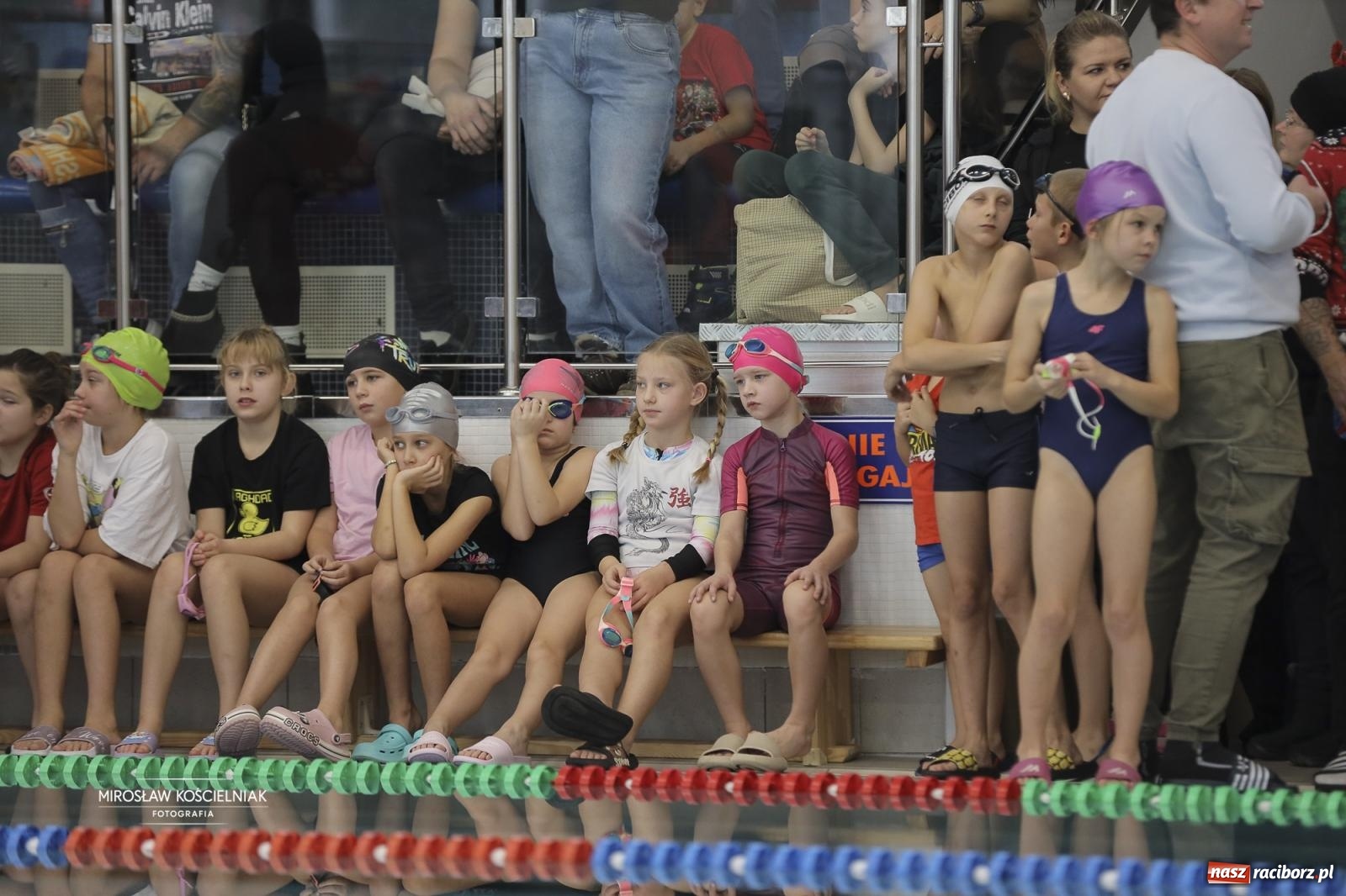 Zdjęcie w galerii na portalu naszraciborz.pl: XII Mikołajkowe Zawody Pływackie i jarmark z ZSOMS [FOTO i WIDEO] wiadomości z regionu