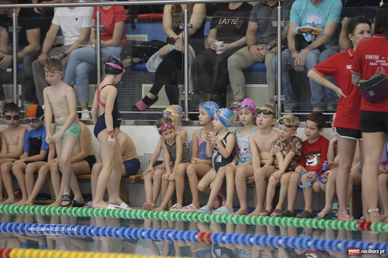 Zdjęcie w galerii na portalu naszraciborz.pl: XII Mikołajkowe Zawody Pływackie i jarmark z ZSOMS [FOTO i WIDEO] wiadomości z regionu