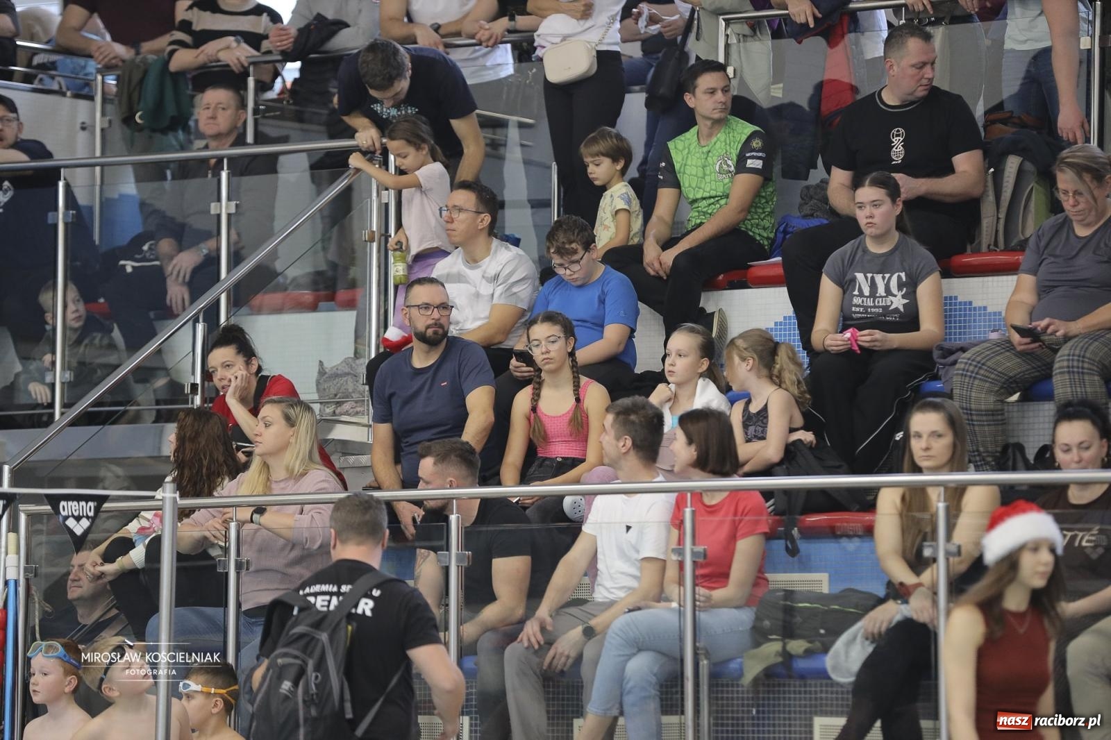 Zdjęcie w galerii na portalu naszraciborz.pl: XII Mikołajkowe Zawody Pływackie i jarmark z ZSOMS [FOTO i WIDEO] wiadomości z regionu