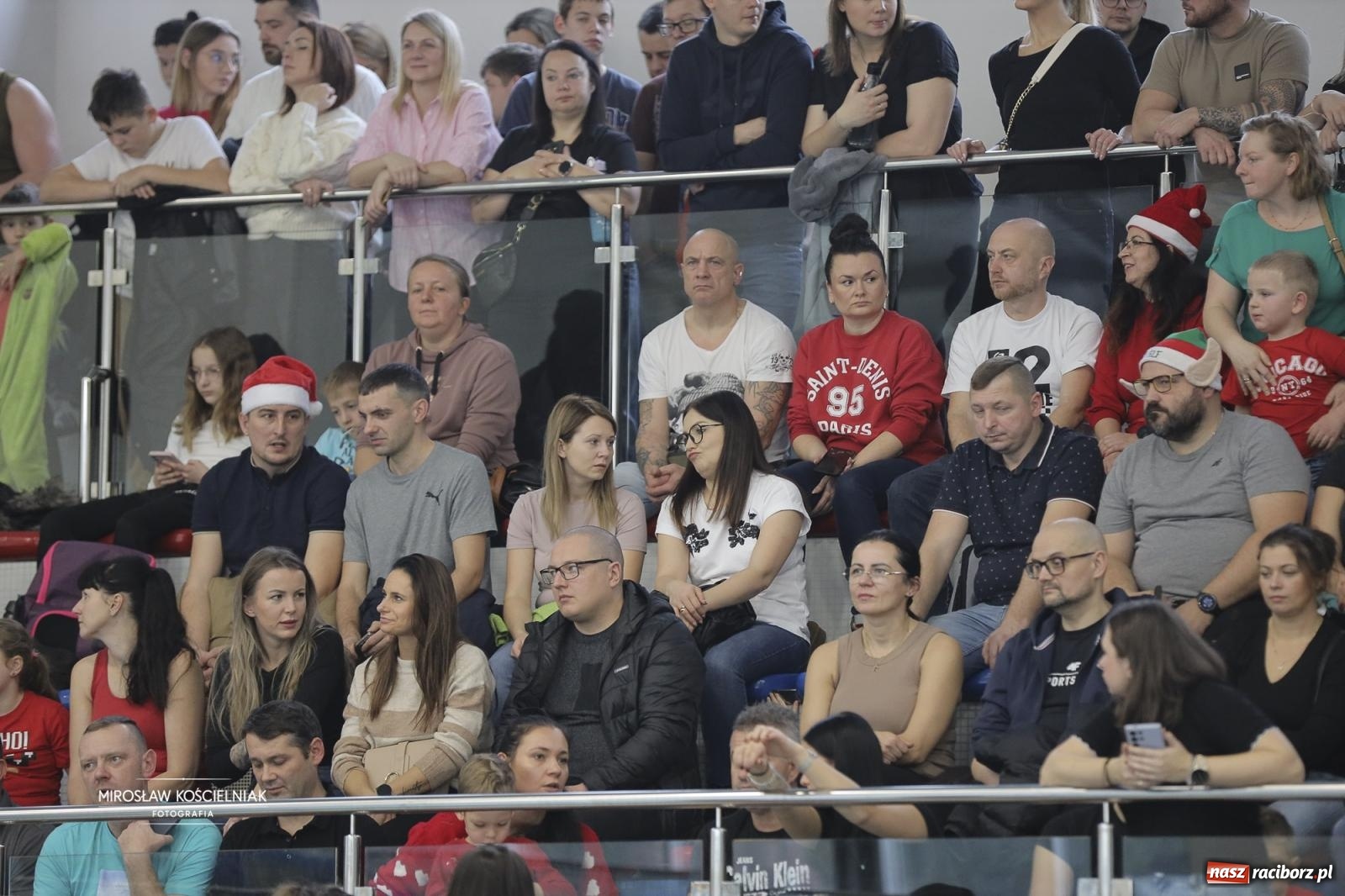 Zdjęcie w galerii na portalu naszraciborz.pl: XII Mikołajkowe Zawody Pływackie i jarmark z ZSOMS [FOTO i WIDEO] wiadomości z regionu