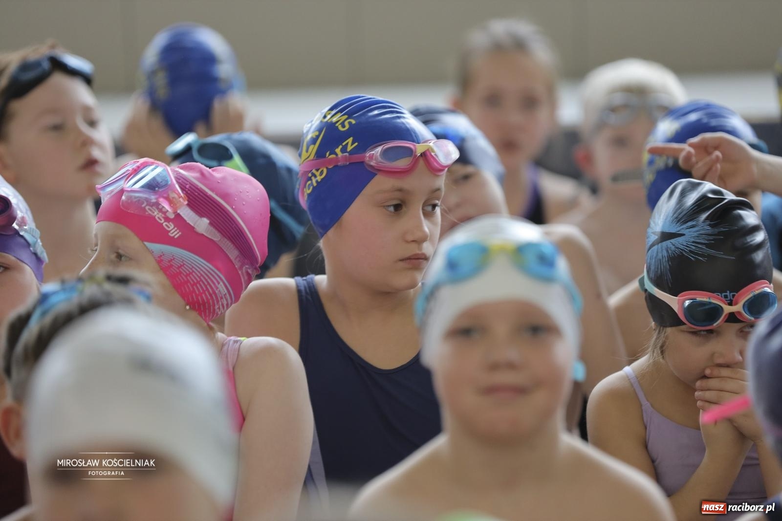 Zdjęcie w galerii na portalu naszraciborz.pl: XII Mikołajkowe Zawody Pływackie i jarmark z ZSOMS [FOTO i WIDEO] wiadomości z regionu
