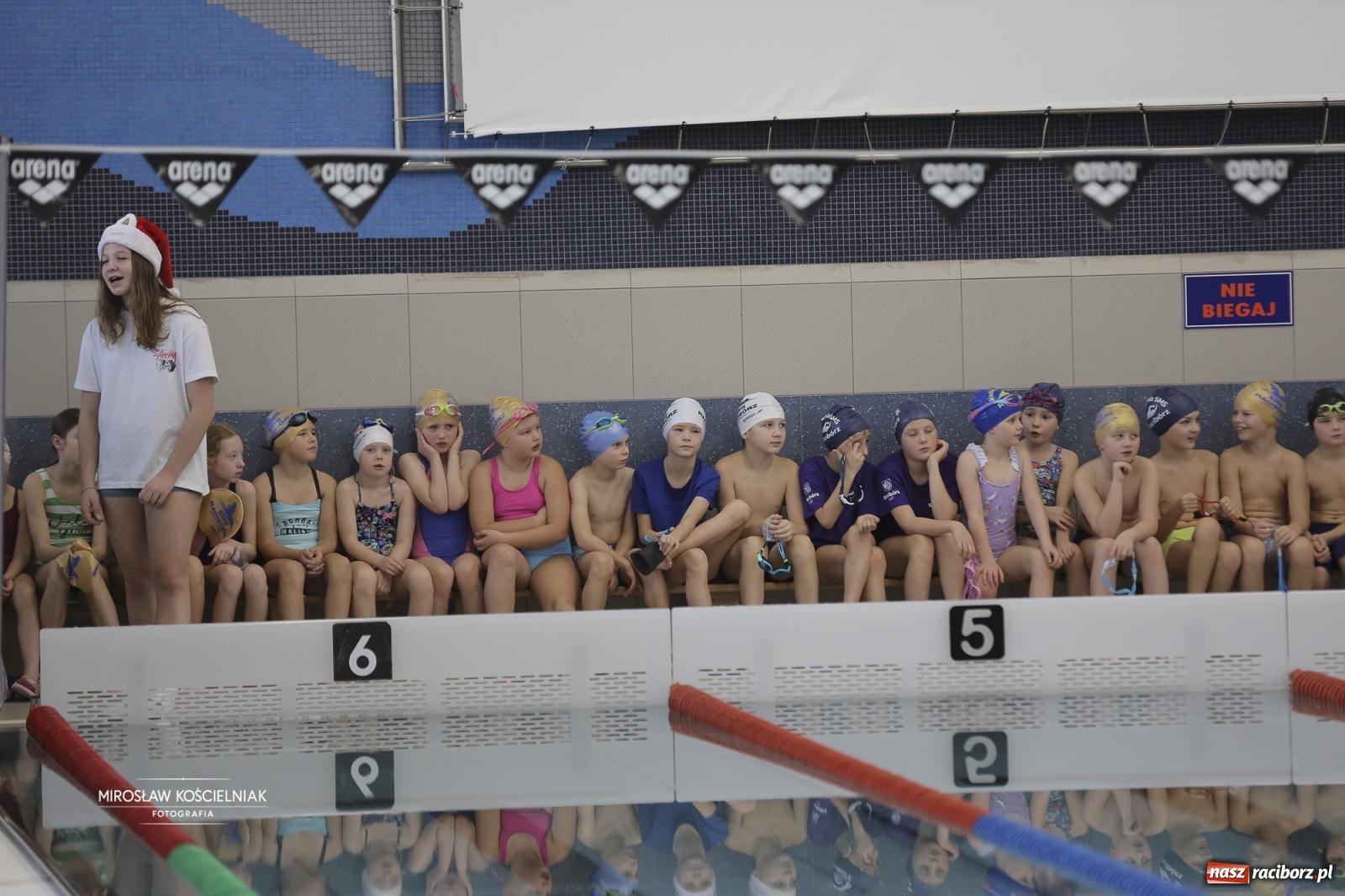 Zdjęcie w galerii na portalu naszraciborz.pl: XII Mikołajkowe Zawody Pływackie i jarmark z ZSOMS [FOTO i WIDEO] wiadomości z regionu