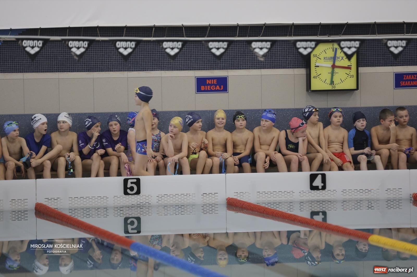 Zdjęcie w galerii na portalu naszraciborz.pl: XII Mikołajkowe Zawody Pływackie i jarmark z ZSOMS [FOTO i WIDEO] wiadomości z regionu