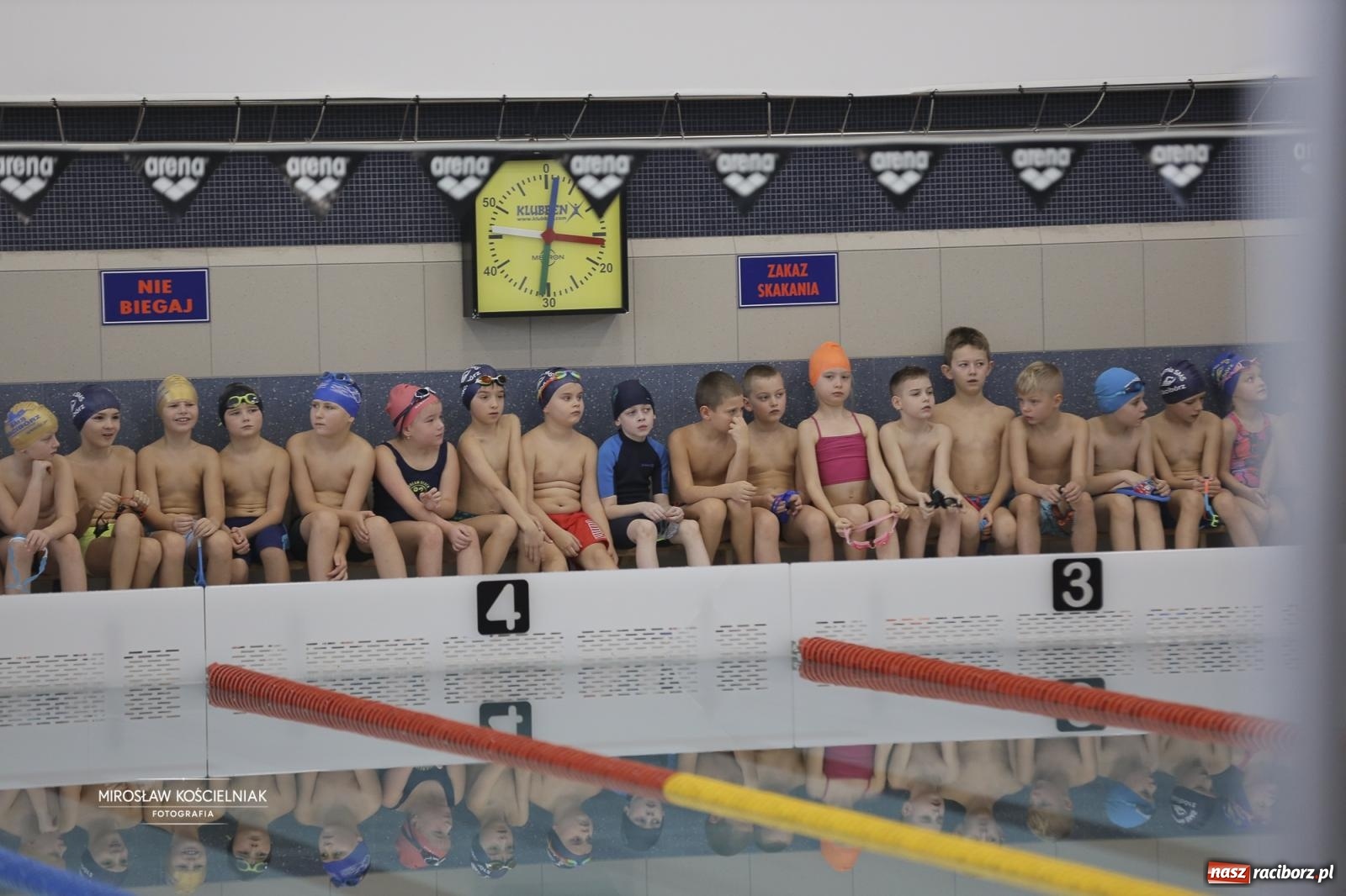 Zdjęcie w galerii na portalu naszraciborz.pl: XII Mikołajkowe Zawody Pływackie i jarmark z ZSOMS [FOTO i WIDEO] wiadomości z regionu