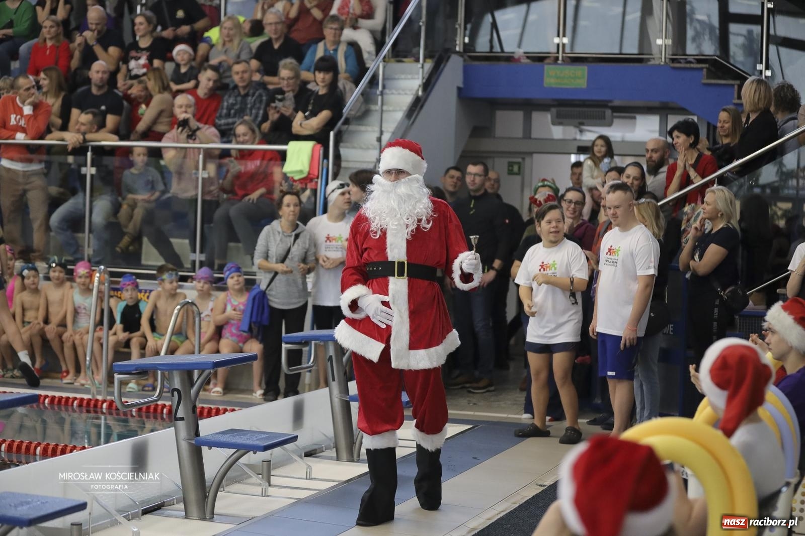 Zdjęcie w galerii na portalu naszraciborz.pl: XII Mikołajkowe Zawody Pływackie i jarmark z ZSOMS [FOTO i WIDEO] wiadomości z regionu