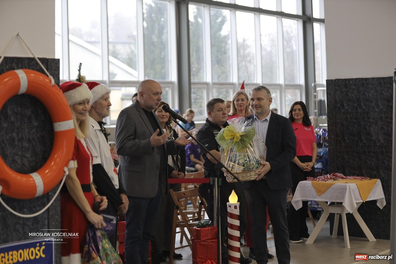 Zdjęcie w galerii na portalu naszraciborz.pl: XII Mikołajkowe Zawody Pływackie i jarmark z ZSOMS [FOTO i WIDEO] wiadomości z regionu