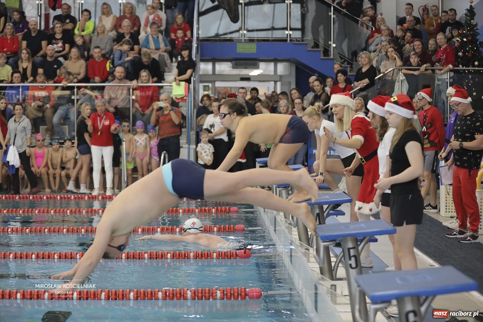 Zdjęcie w galerii na portalu naszraciborz.pl: XII Mikołajkowe Zawody Pływackie i jarmark z ZSOMS [FOTO i WIDEO] wiadomości z regionu