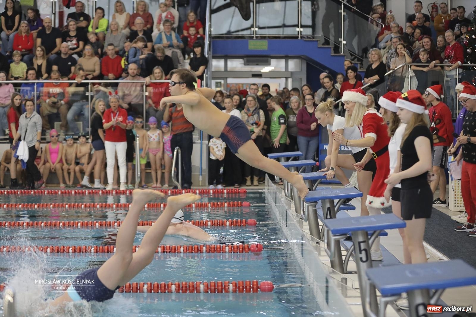 Zdjęcie w galerii na portalu naszraciborz.pl: XII Mikołajkowe Zawody Pływackie i jarmark z ZSOMS [FOTO i WIDEO] wiadomości z regionu
