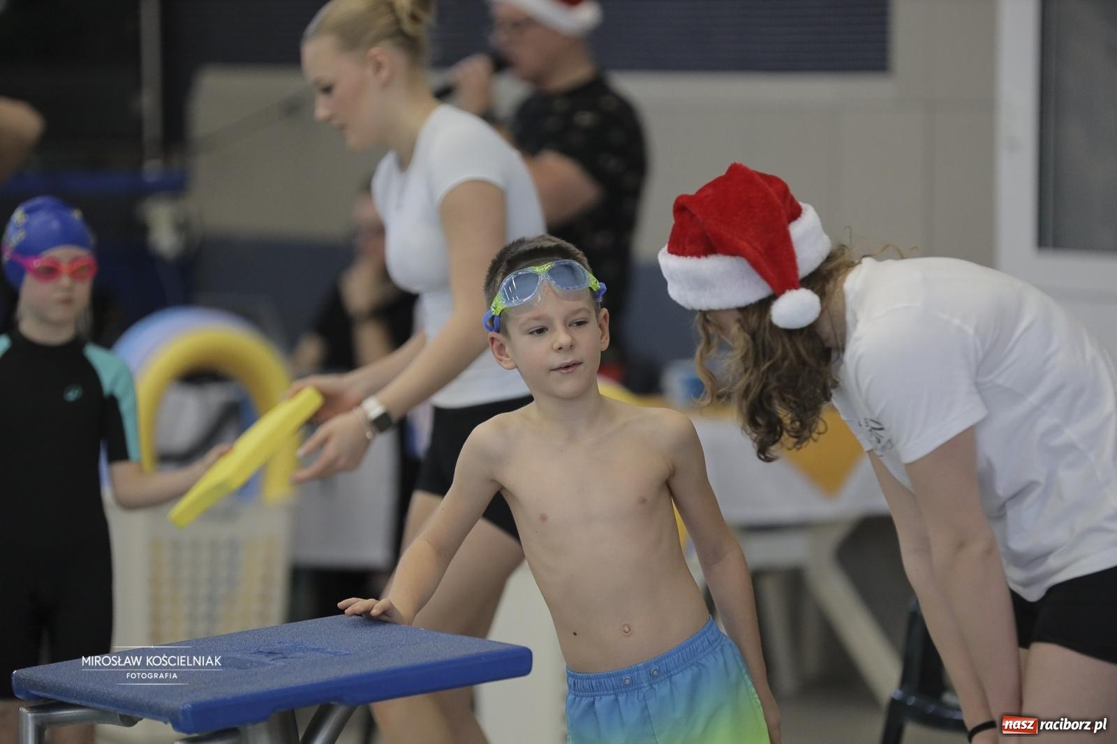 Zdjęcie w galerii na portalu naszraciborz.pl: XII Mikołajkowe Zawody Pływackie i jarmark z ZSOMS [FOTO i WIDEO] wiadomości z regionu