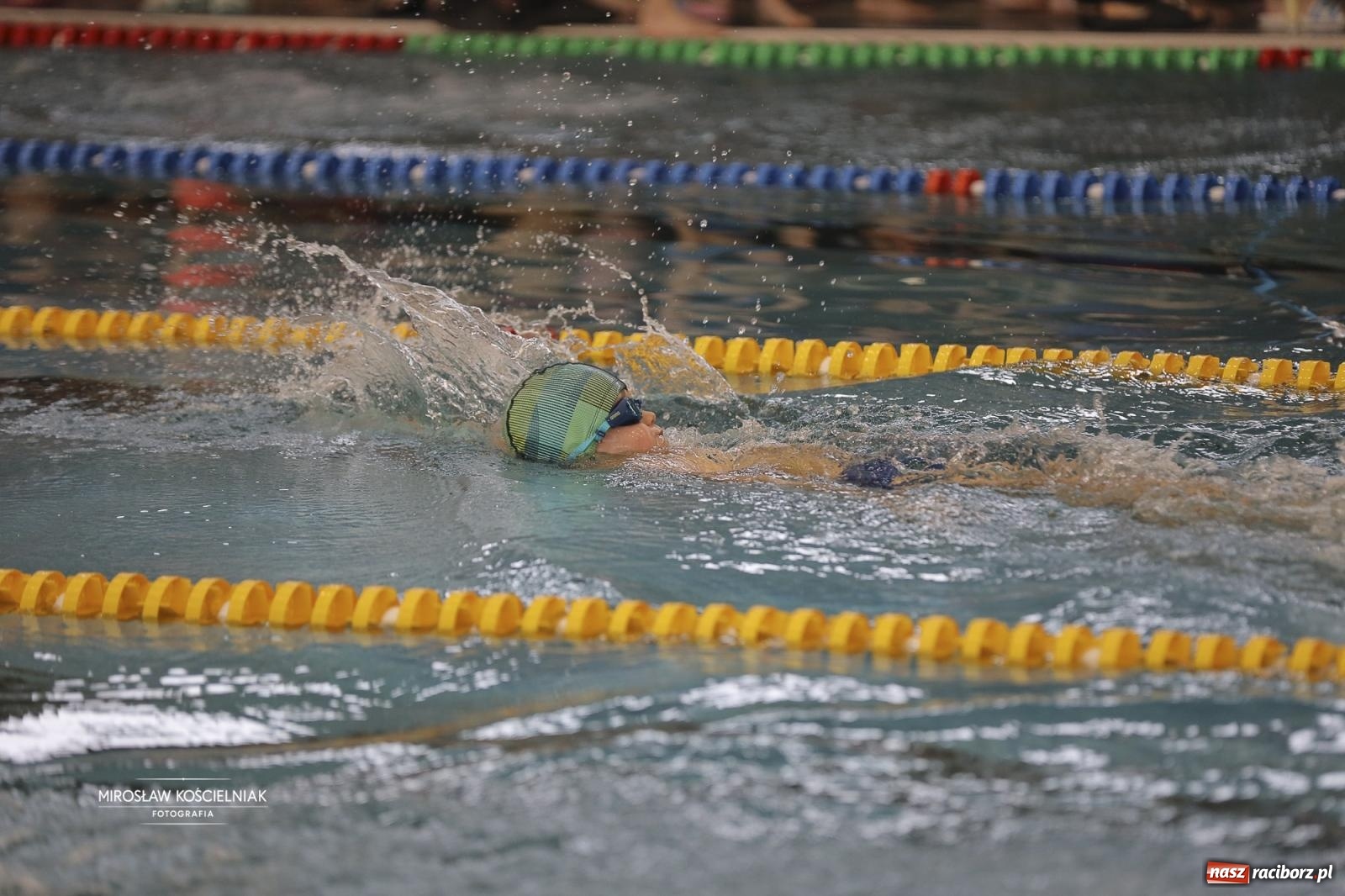 Zdjęcie w galerii na portalu naszraciborz.pl: XII Mikołajkowe Zawody Pływackie i jarmark z ZSOMS [FOTO i WIDEO] wiadomości z regionu