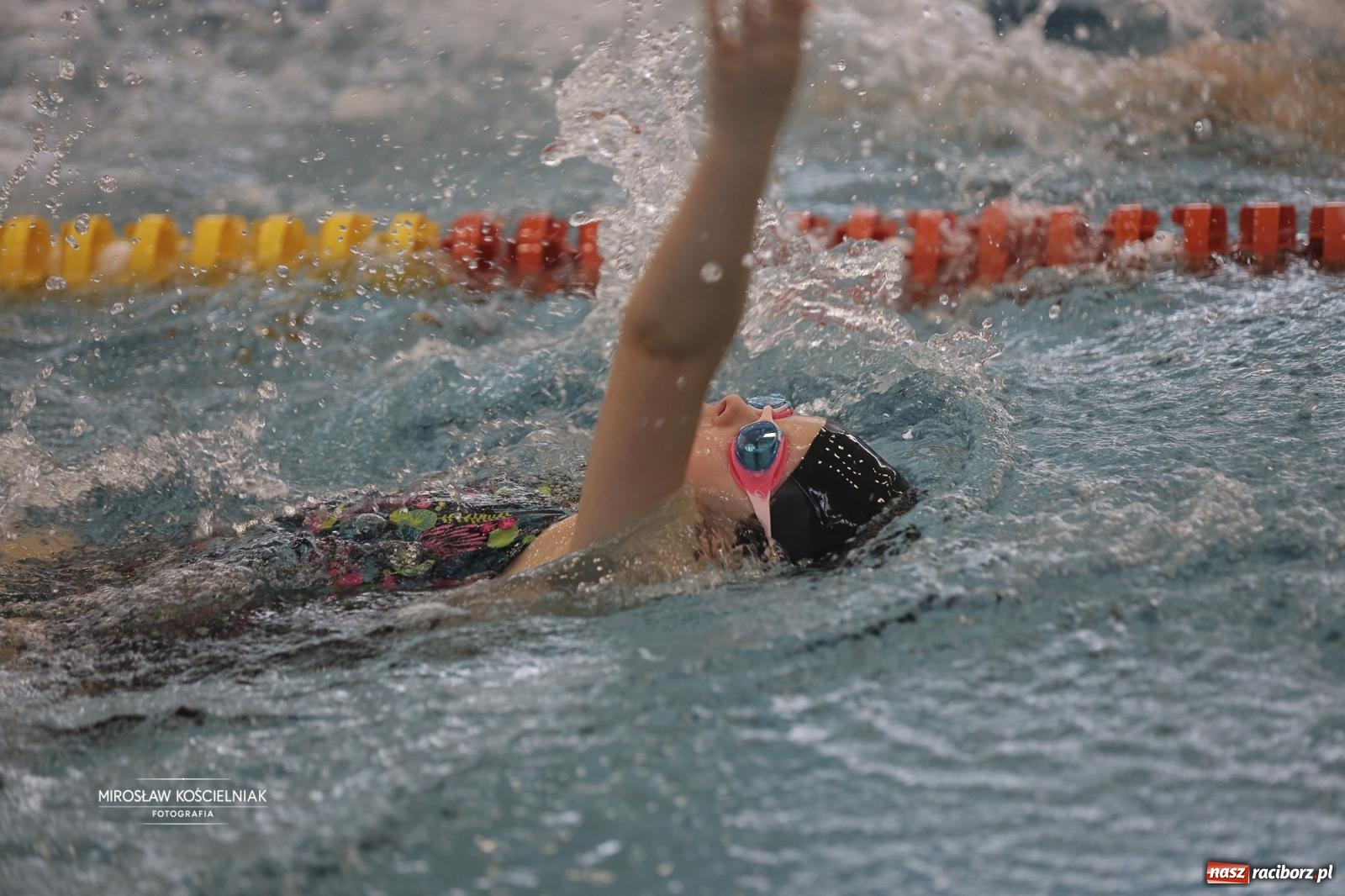 Zdjęcie w galerii na portalu naszraciborz.pl: XII Mikołajkowe Zawody Pływackie i jarmark z ZSOMS [FOTO i WIDEO] wiadomości z regionu
