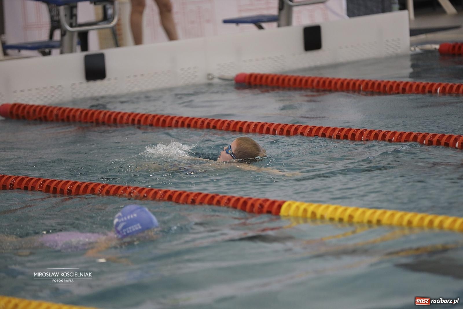 Zdjęcie w galerii na portalu naszraciborz.pl: XII Mikołajkowe Zawody Pływackie i jarmark z ZSOMS [FOTO i WIDEO] wiadomości z regionu