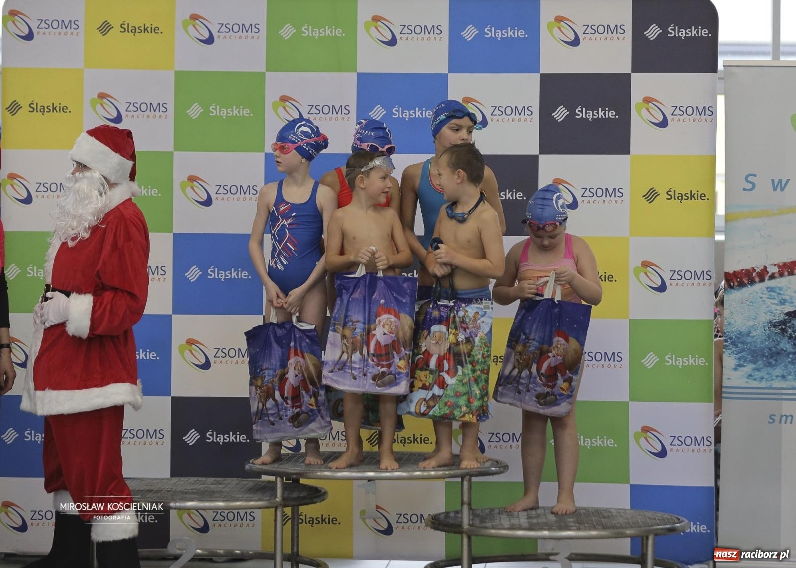 Zdjęcie w galerii na portalu naszraciborz.pl: XII Mikołajkowe Zawody Pływackie i jarmark z ZSOMS [FOTO i WIDEO] wiadomości z regionu