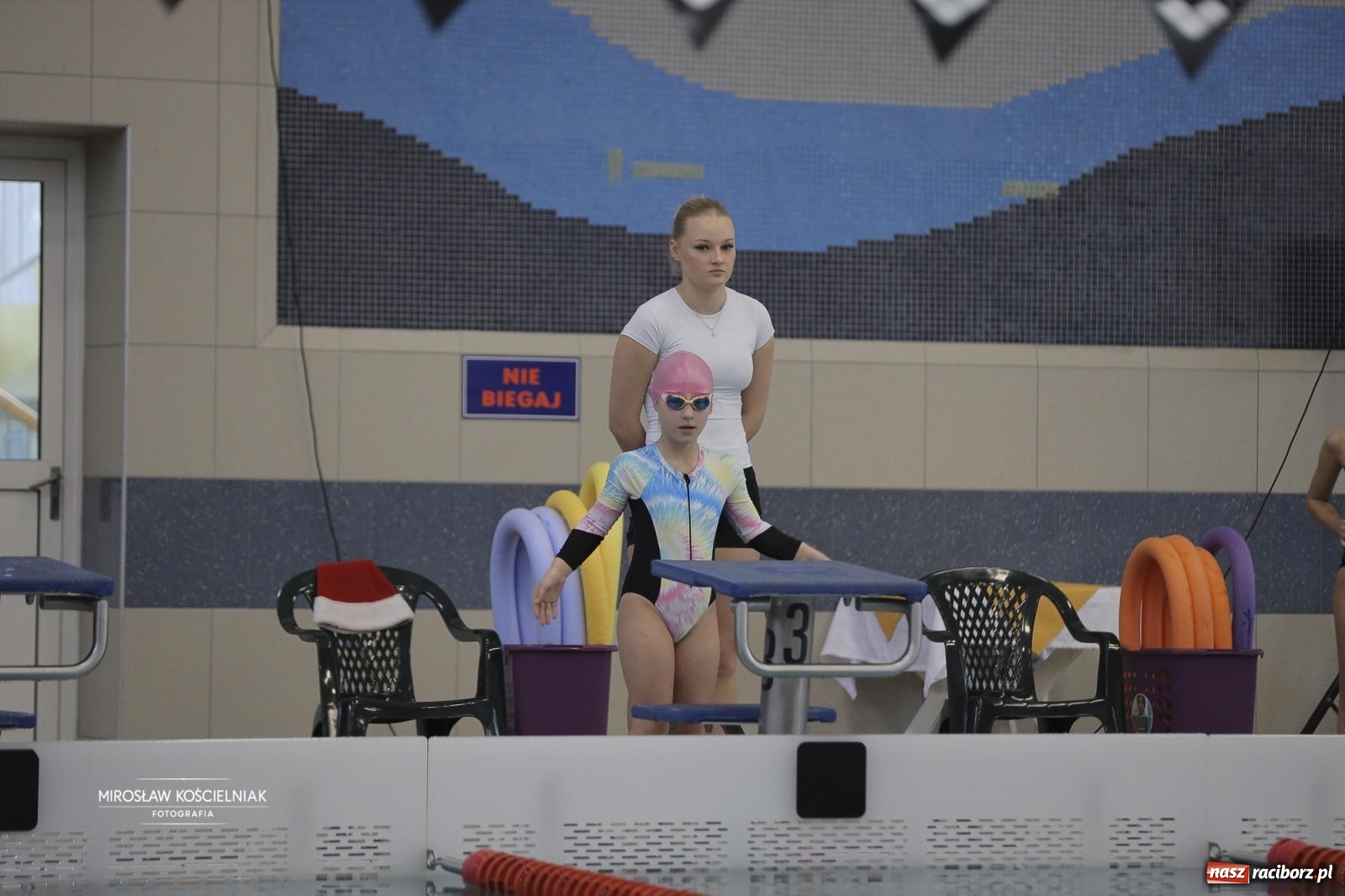 Zdjęcie w galerii na portalu naszraciborz.pl: XII Mikołajkowe Zawody Pływackie i jarmark z ZSOMS [FOTO i WIDEO] wiadomości z regionu